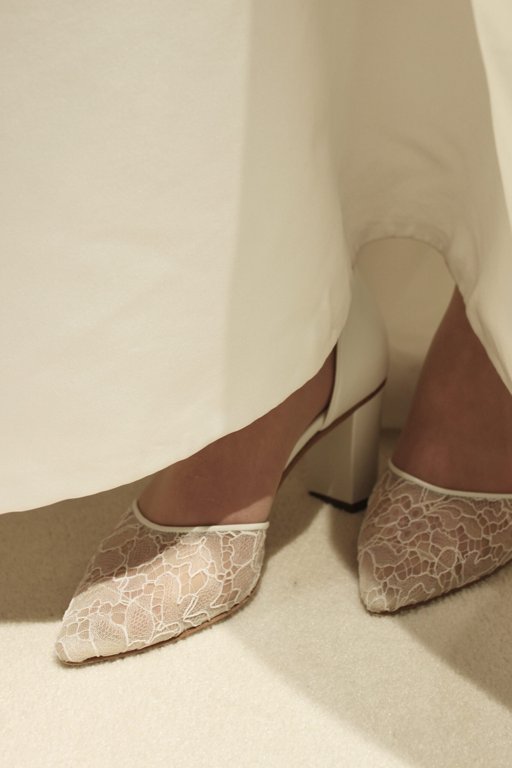 繊細なレースを使用したトリートおすすめのシューズブランドのHAAVE(ハーヴェ)を合わせ、細部まで優美さを忘れないスタイリングです
