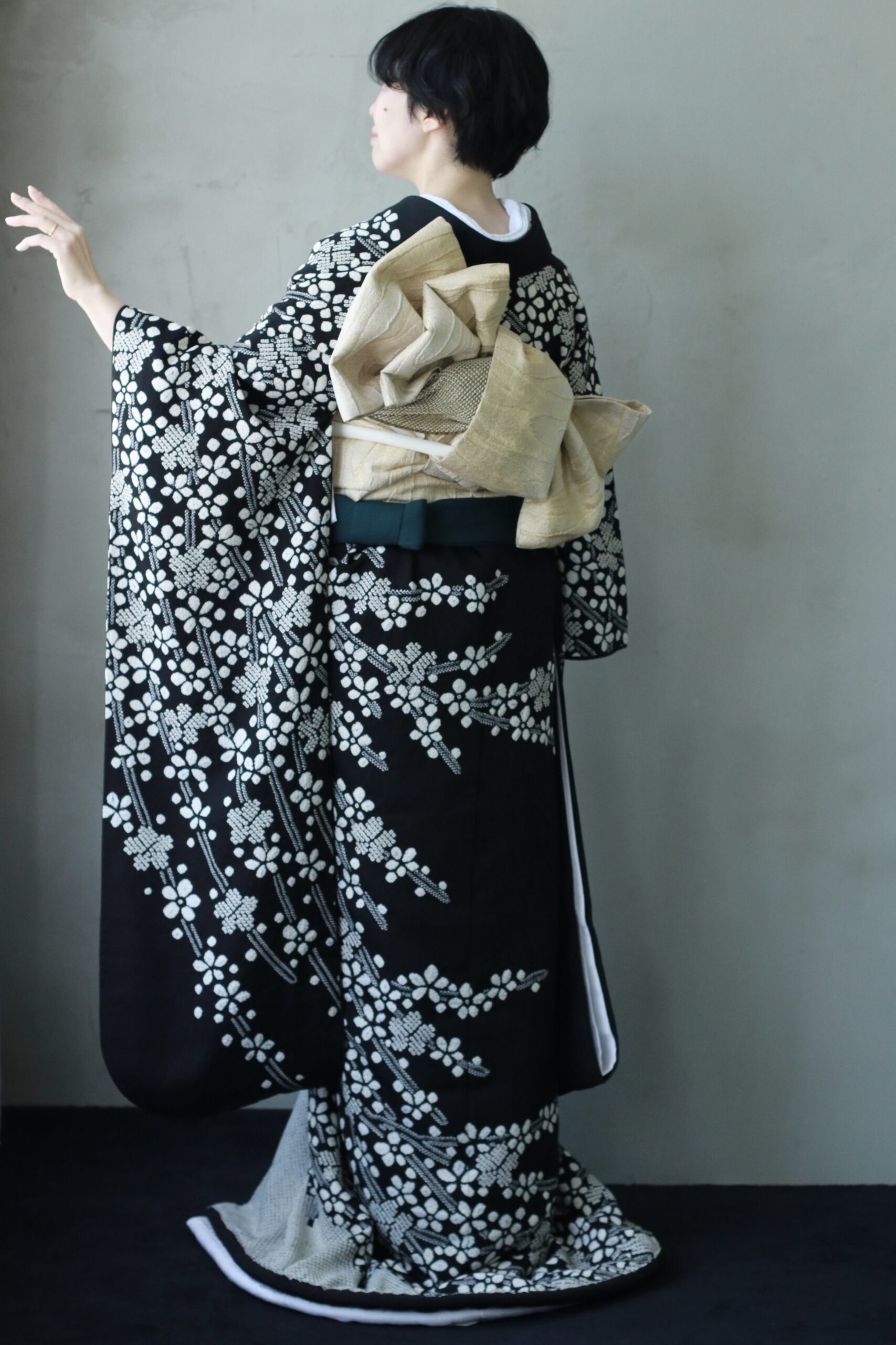 ザトリートドレッシングアディション店に入荷した藤娘きぬたやの総絞りの新作本振袖は東京エリアで結婚式を挙げられる花嫁に人気の着物です