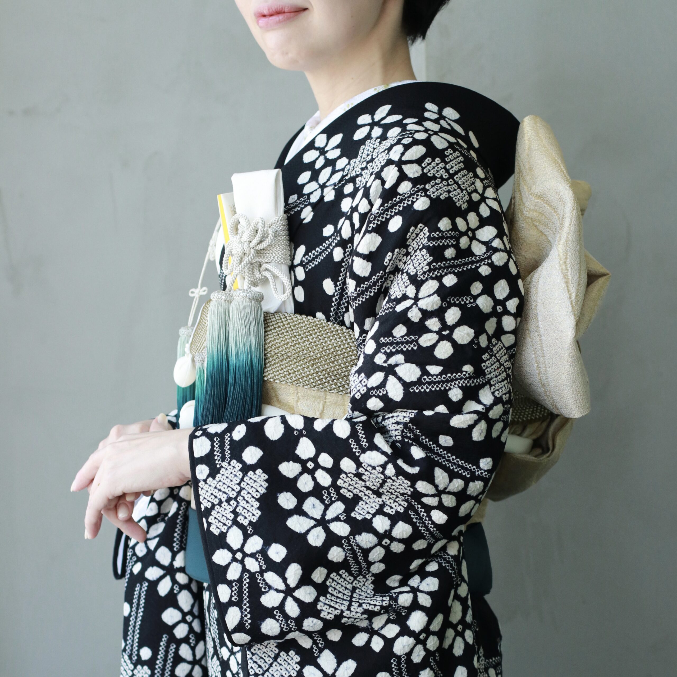 THETREATDRESSINGアディション店へ入荷した黒地に花柄の藤娘きぬたやの新作本振袖のご紹介