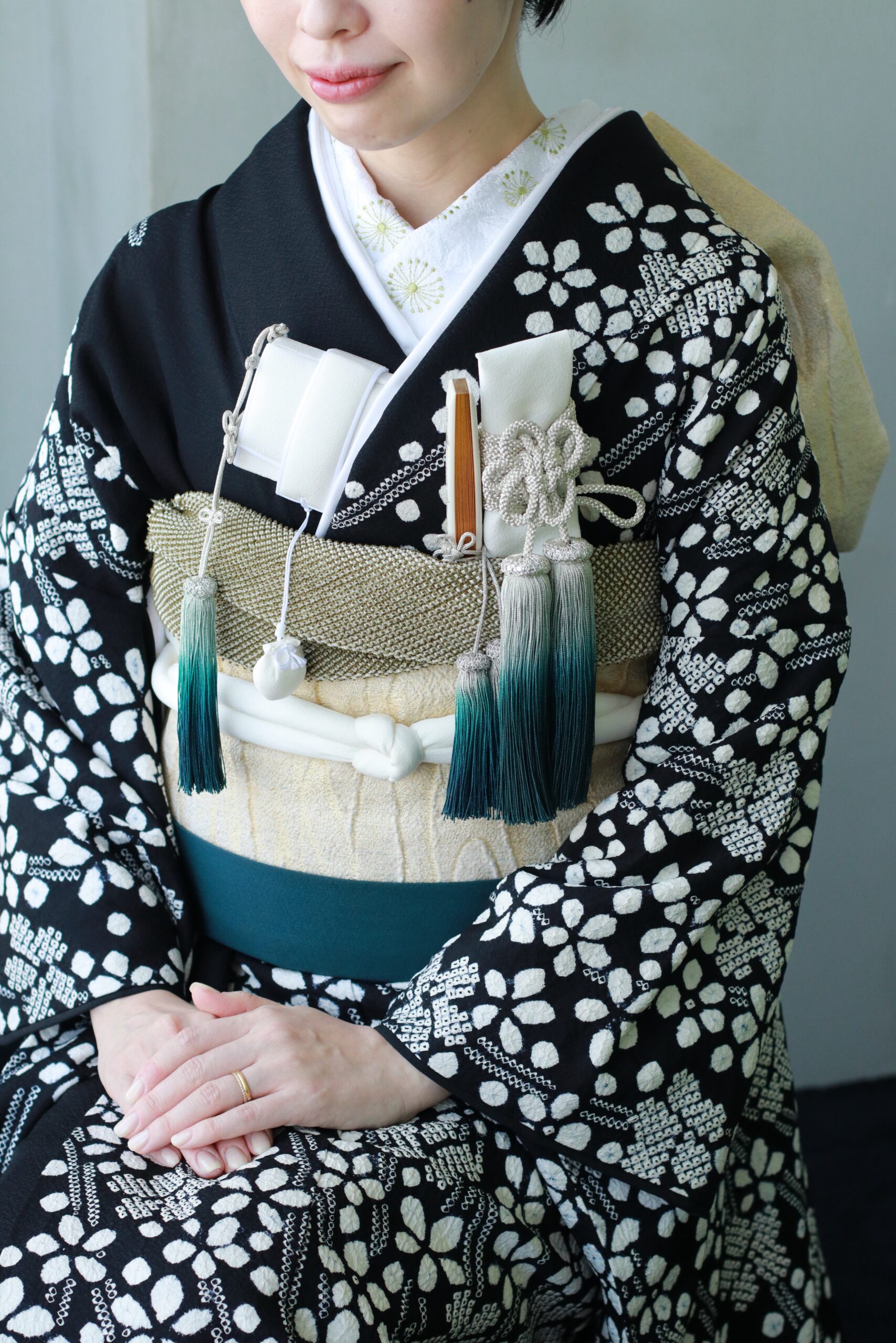 THE TREAT DRESSINGに入荷した藤娘きぬたやの新作の本振袖とトリートドレッシングのオリジナル和装小物のコーディネート