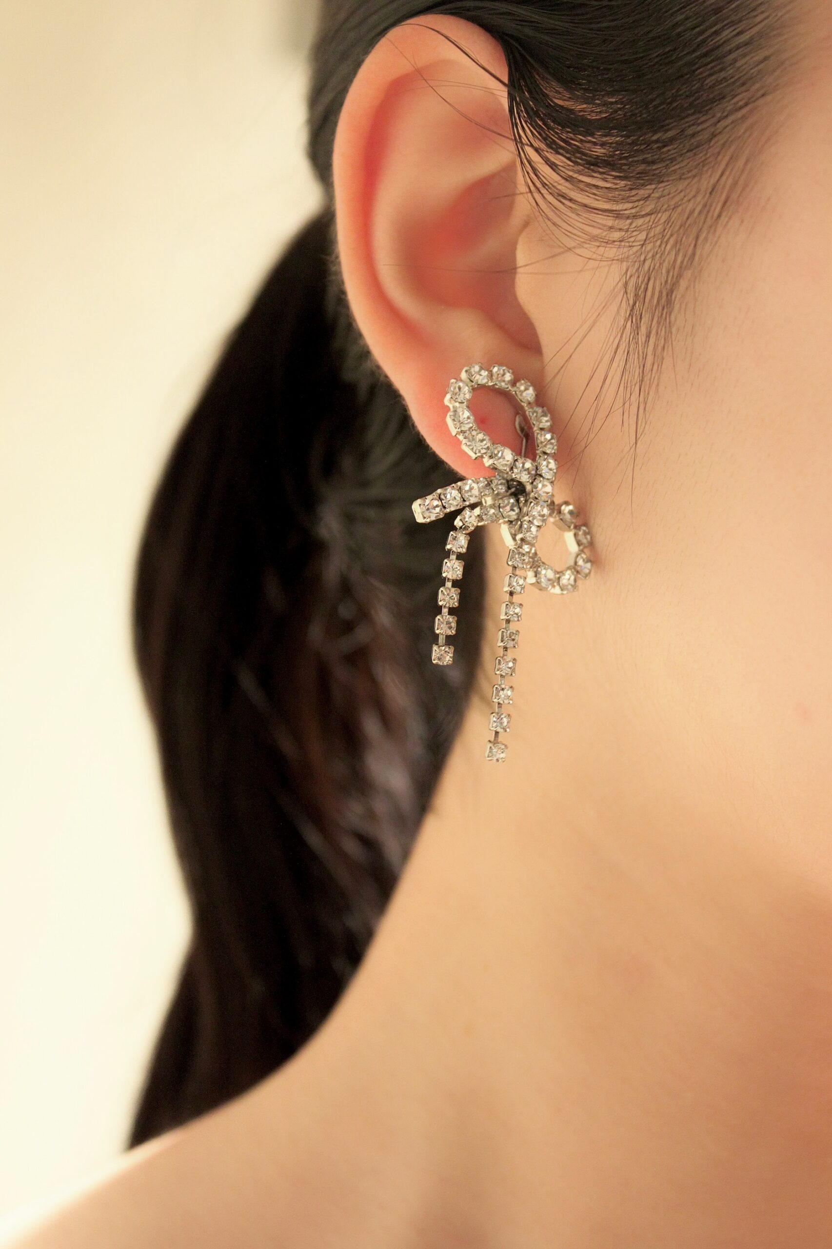 カジュアルでモダンになりすぎず洗練されたラグジュアリーさを残すコーディネートを叶えるジェニファー ベアのリボンモチーフのイヤリングです