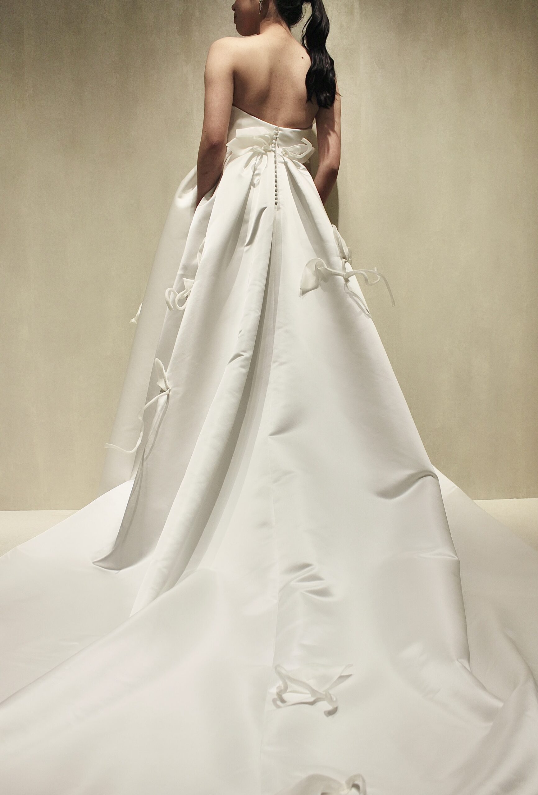 トリートがおすすめするスカートのトレーンが長くバックスタイルが華やかなAラインのウェディングドレスです