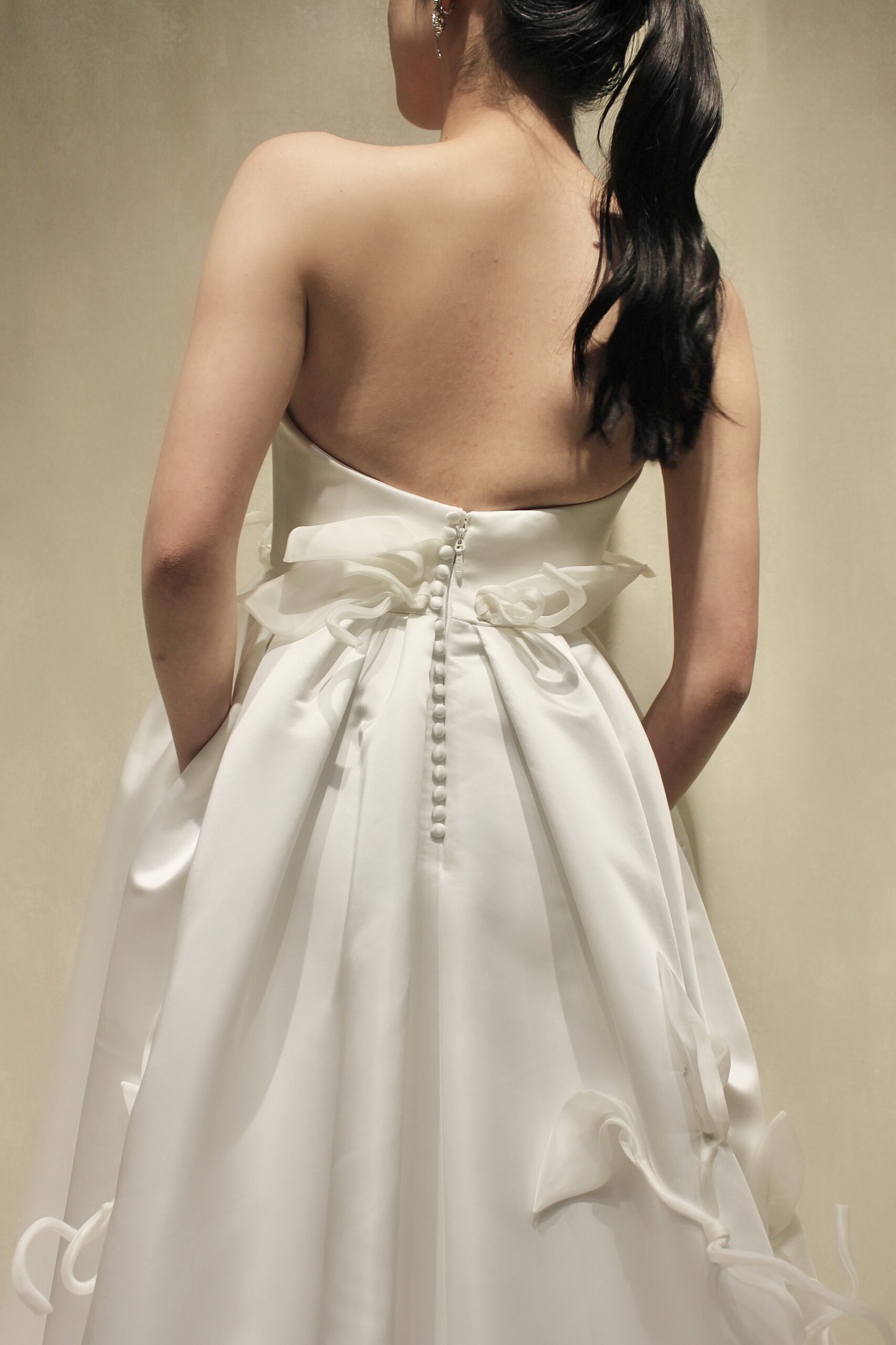 人気のくるみボタンや立体的なモチーフが施された華やかなAラインのウェディングドレスです