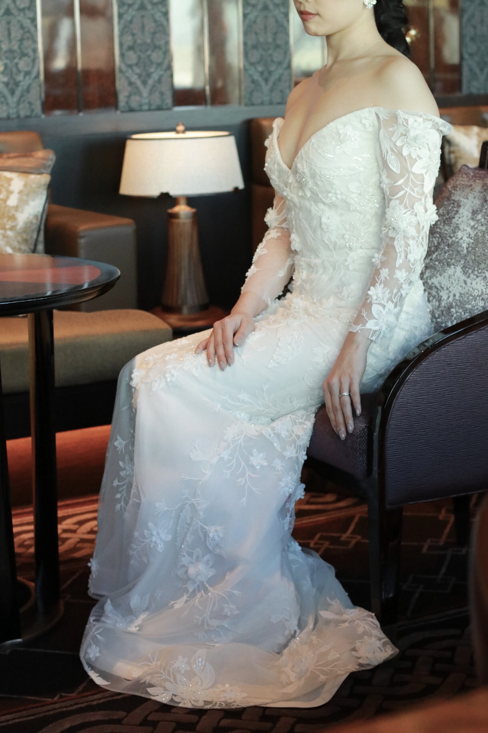 ザトリートドレッシングの新提携会場フォーシーズンズホテル東京ザトリートドレッシングの 新提携会場フォーシーズンズホテル東京大手町でリームアクラの総レースのビジューの刺繍が美しいロングスリーブのマーメイドラインのウェディングドレスのご紹介