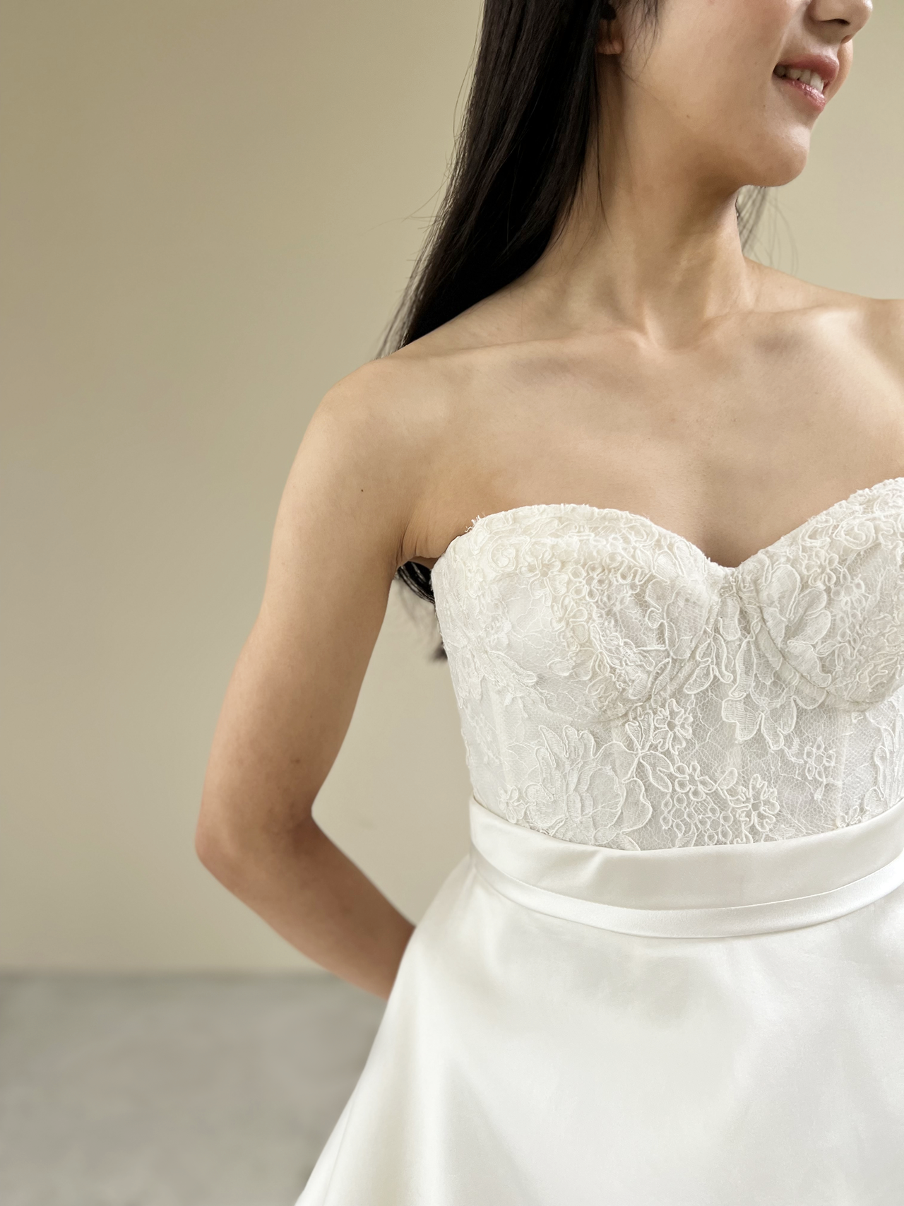 ザ ルイガンズでのカジュアルなパーティーであれば披露宴からはボレロを外してビスチェタイプにチェンジされると、カジュアルな雰囲気にイメージを変えることができます