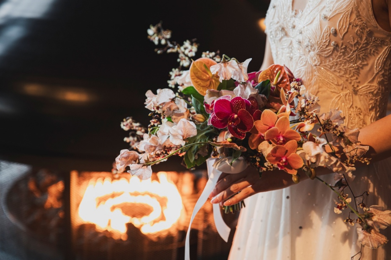 日が暮れ始めたザ ルイガンズ スパ&リゾートでにて纏う日本初上陸のブランドLIZ MARTINEZ(リズ マルチネス)のAラインのウェディングドレス