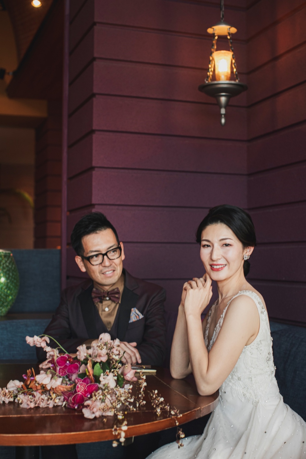 後撮りではボルドーのタキシードとより一層上品さを叶えるリズ マルチネスのビーディングが美しいAラインのドレスに身を包まれた新郎新婦様