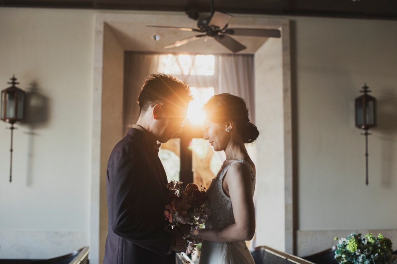 アップスタイルとMaria Elena(マリア エレナ)のシンプルなイヤリングで大人の雰囲気を感じるクラシカルな印象に仕上がりました