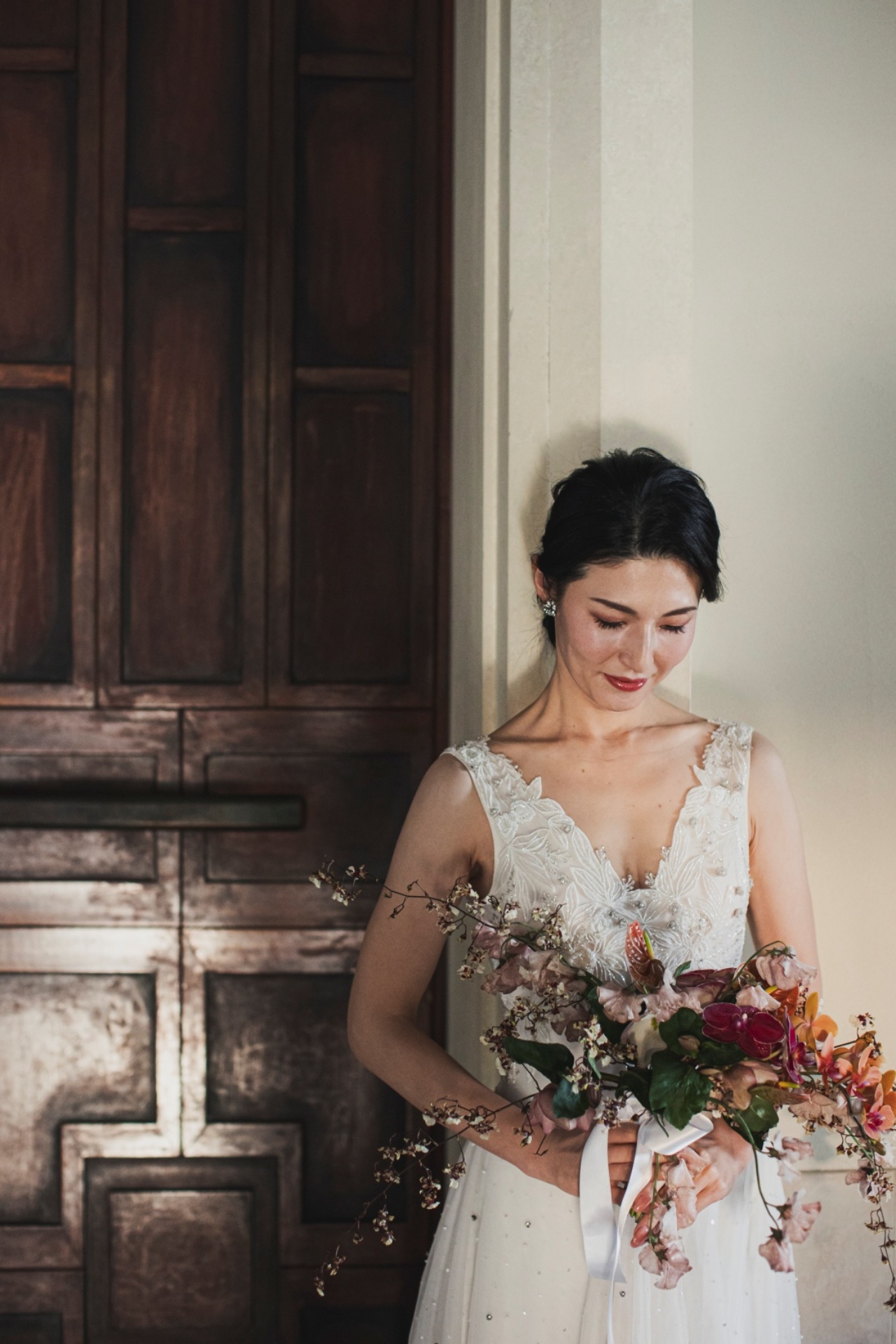 リズ マルチネスのこまやかなビーディングがあしらわれたウェディングドレスは奥ゆかしさのあるご新婦様にとって運命の一着となりました