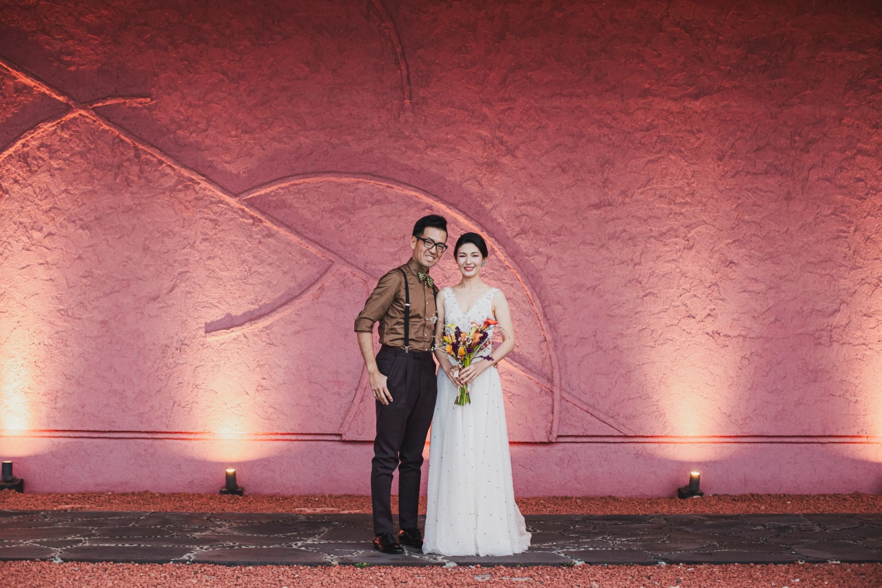 こまやかなインド刺繍に加え大粒のビーディングを全体に散りばめたピンクベージュのウェディングドレスは、上品で凛とした雰囲気の中にも可愛らしさや遊び心を感じられる一着です