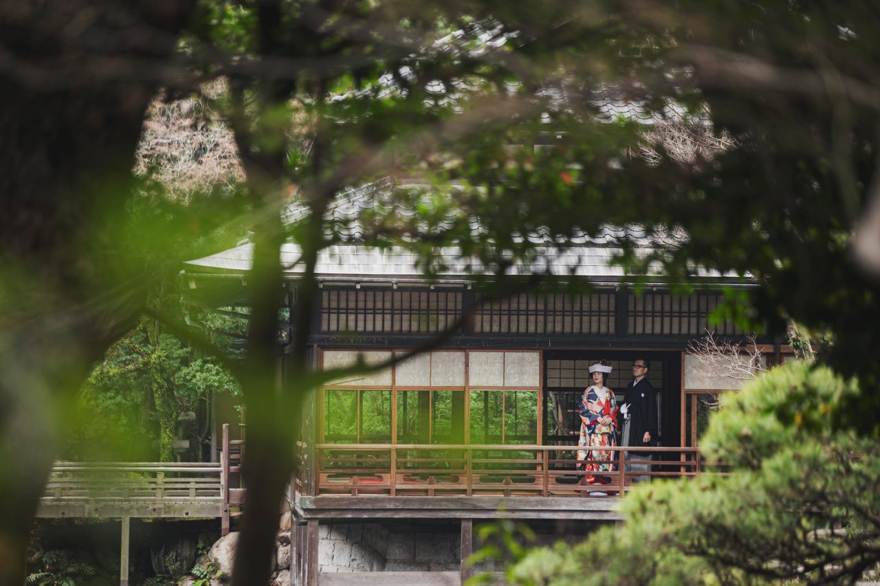 友泉亭にて紺の色打掛を身に纏い素敵な和装のロケーション後撮りをされたお二人をTHE TREAT DRESSING FUKUOKAよりご紹介いたします