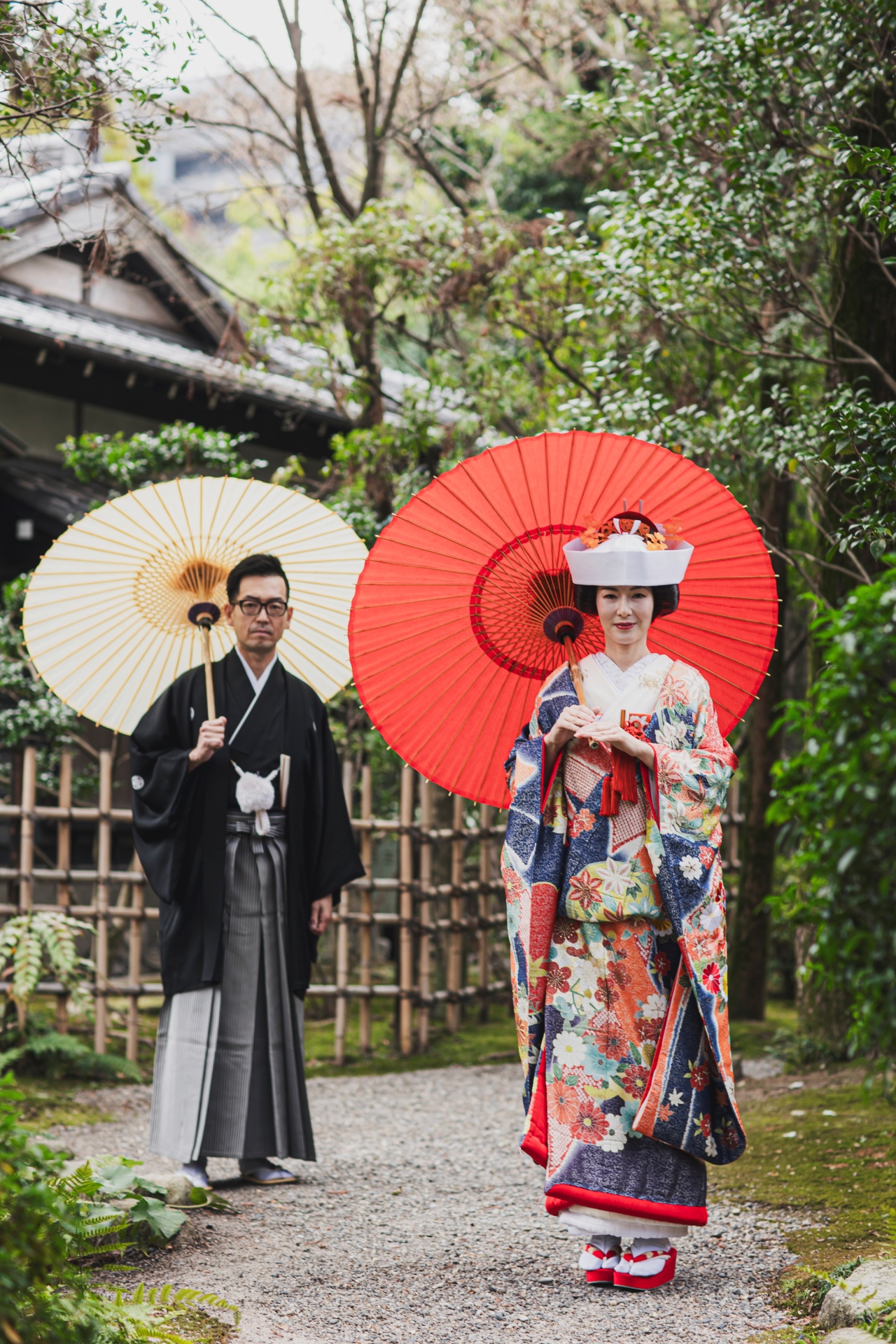 紺の色打掛は、グラデーションによって感じられる柔らかさや、陰影が美しい箔加工によって、ご新婦様の持つ品のある優美で奥ゆかしい雰囲気がぐっと高まり前撮りや後撮りでお写真映えします