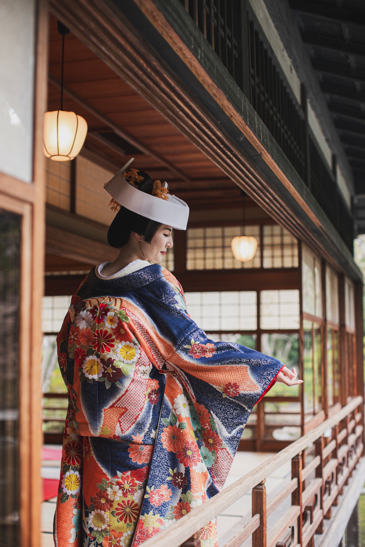 紺を基調に赤や黄色の刺繍が贅沢にあしらわれた色打掛は和の雰囲気漂う友泉亭のロケーションにとても良くマッチします