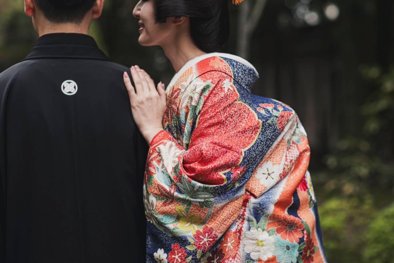 緑が美しい福岡の人気のロケーション地、友泉亭で紺色の色打掛と黒の紋付き袴をお召しになり和装後撮りをされた新郎新婦様