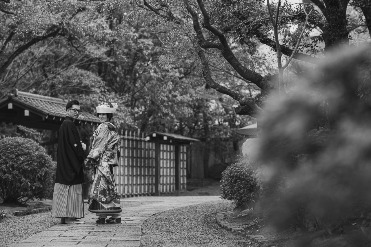 落ち着いた雰囲気の友泉亭でのロケーション前撮り・後撮りは結婚式当日とは異なる雰囲気を写真におさめていただけます