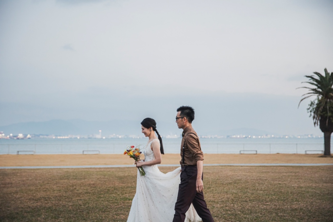 LIZ MARTINEZ(リズ マルチネス)の繊細なチュールがよりご新婦様の透明感を引き立てお写真の躍動感を演出します