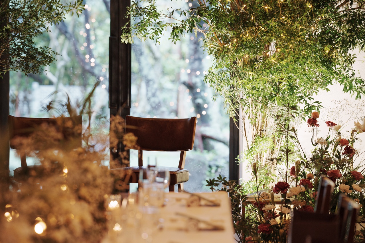 緑が広がりライトアップされた空間の中でのカジュアルな夜の結婚式は、おしゃれな方におすすめです