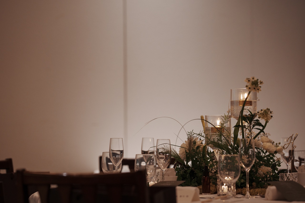 人とはかぶらない海外のようなキャンドルが灯るナイトウェディング