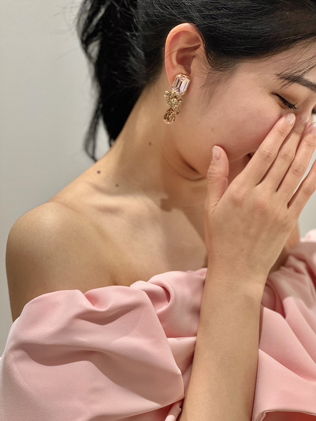 ザ トリート ドレッシング大阪店よりご紹介するクリスタルのドロップイヤリング