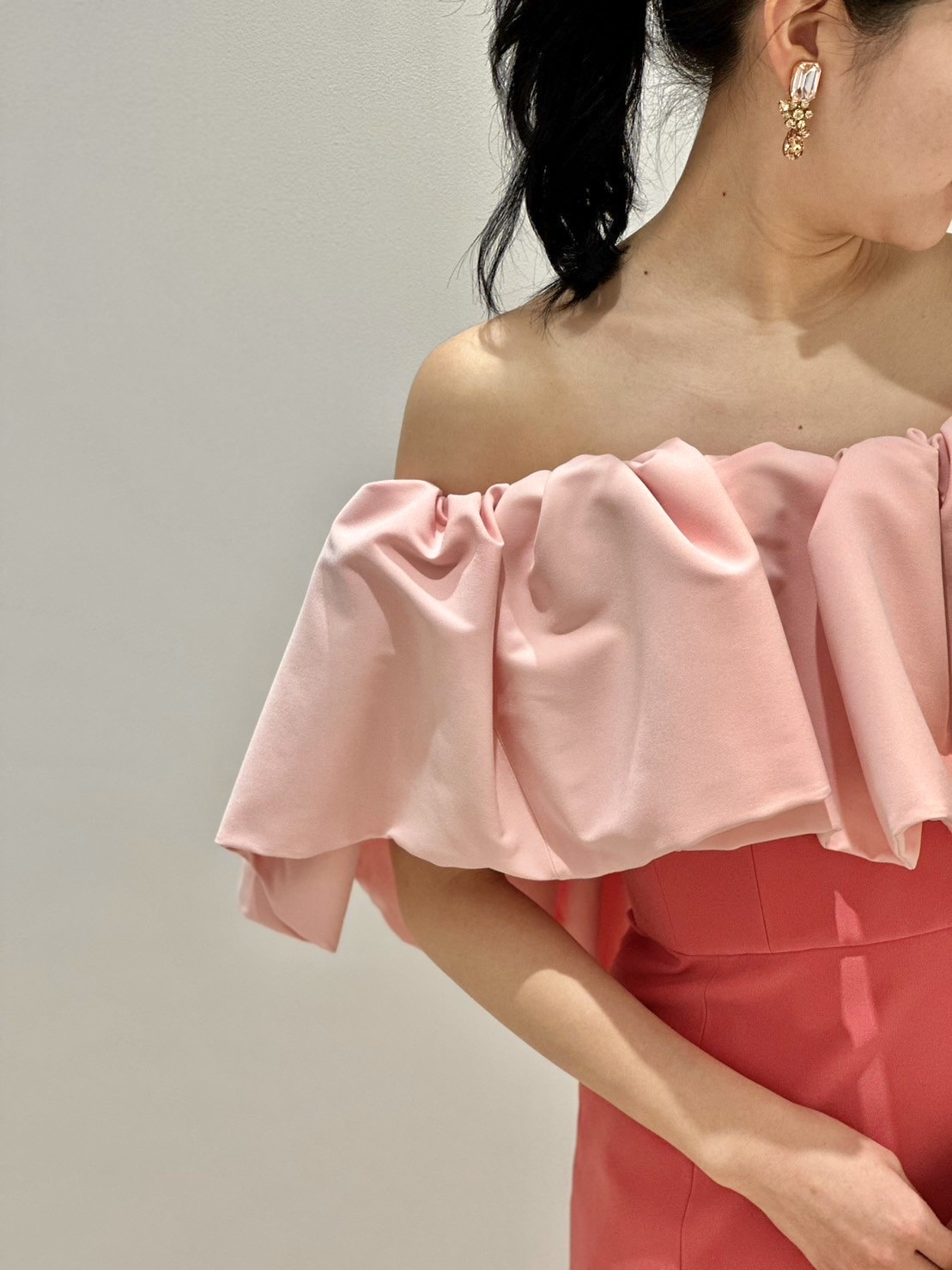 ザ トリート ドレッシング大阪店よりご紹介する新作のピンク、イエロー、オレンジの暖色のクリスタルイヤリング