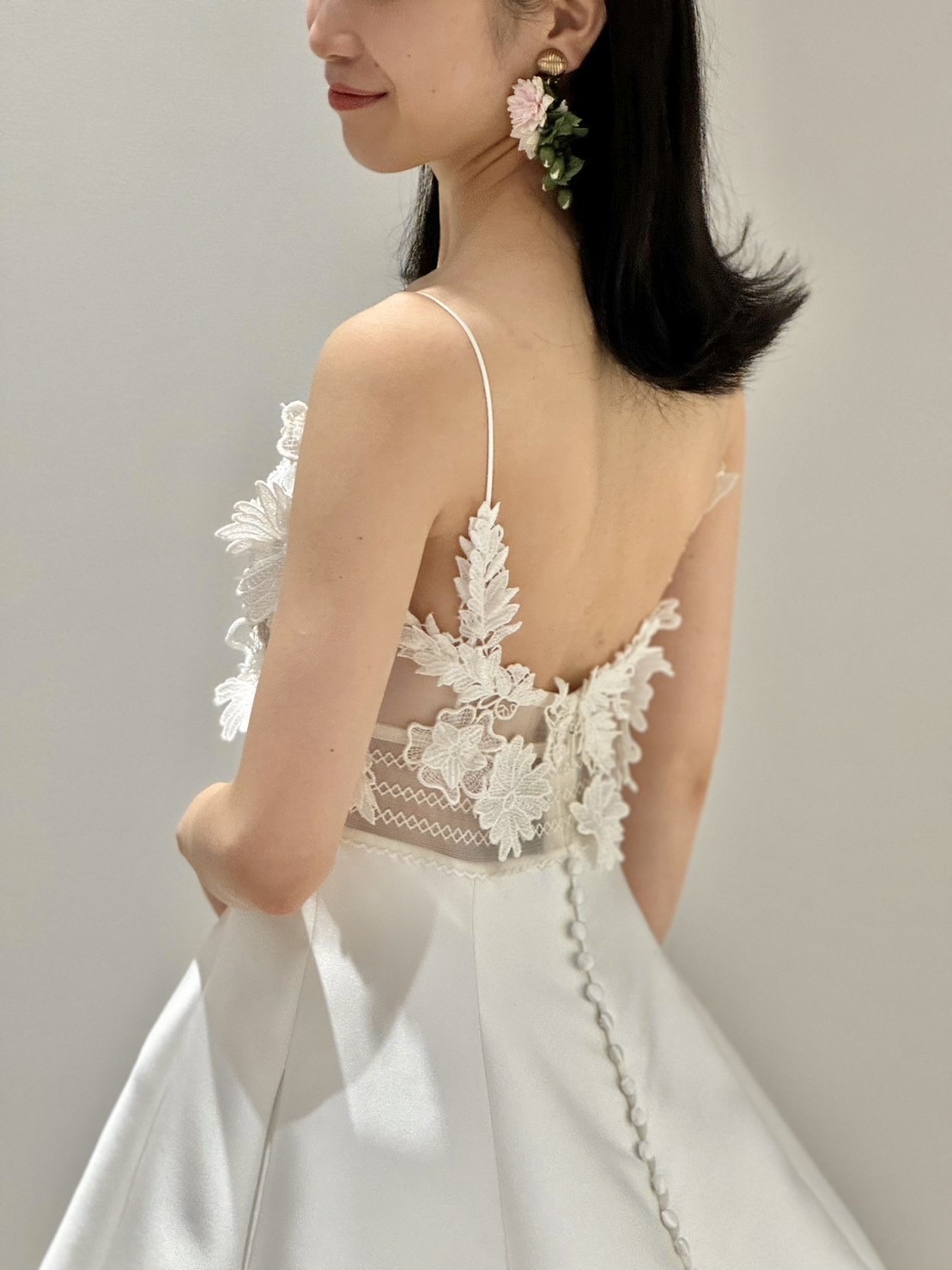 ザ トリート ドレッシング大阪店よりご紹介するオスカー デ ラ レンタの新作のイヤリング