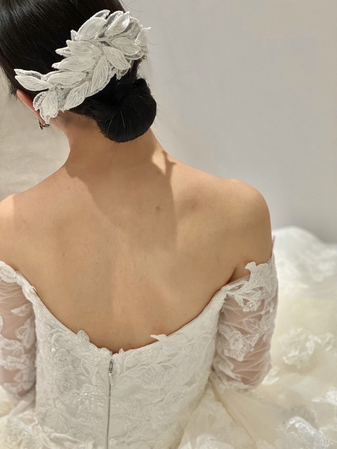 ザ トリート ドレッシング大阪店よりご紹介する新作の白のエリー サーブ ブライダルのヘッドアクセサリー