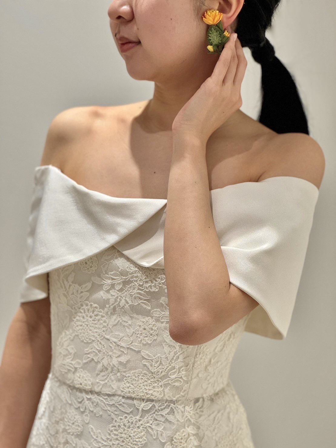 ザ トリート ドレッシング大阪店よりご紹介する新作の生花のようなイヤリング