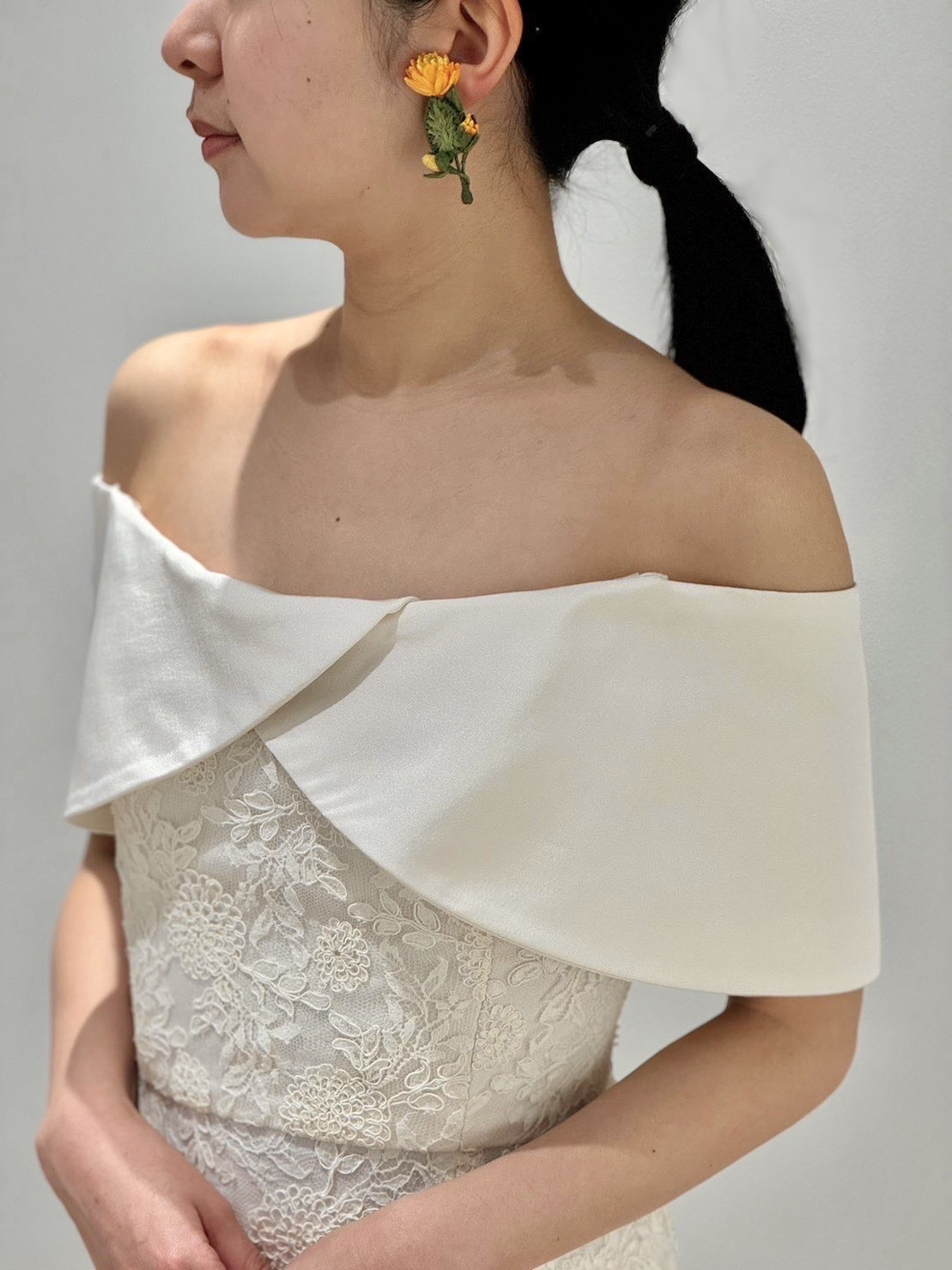 ザ トリート ドレッシング大阪店よりご紹介する新作のオレンジのフラワーイヤリング