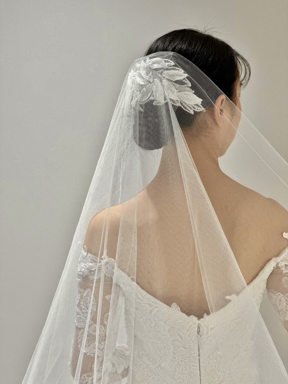 ザ トリート ドレッシング大阪店よりご紹介するベールと合わせた新作のリーフモチーフのヘッドアクセサリー