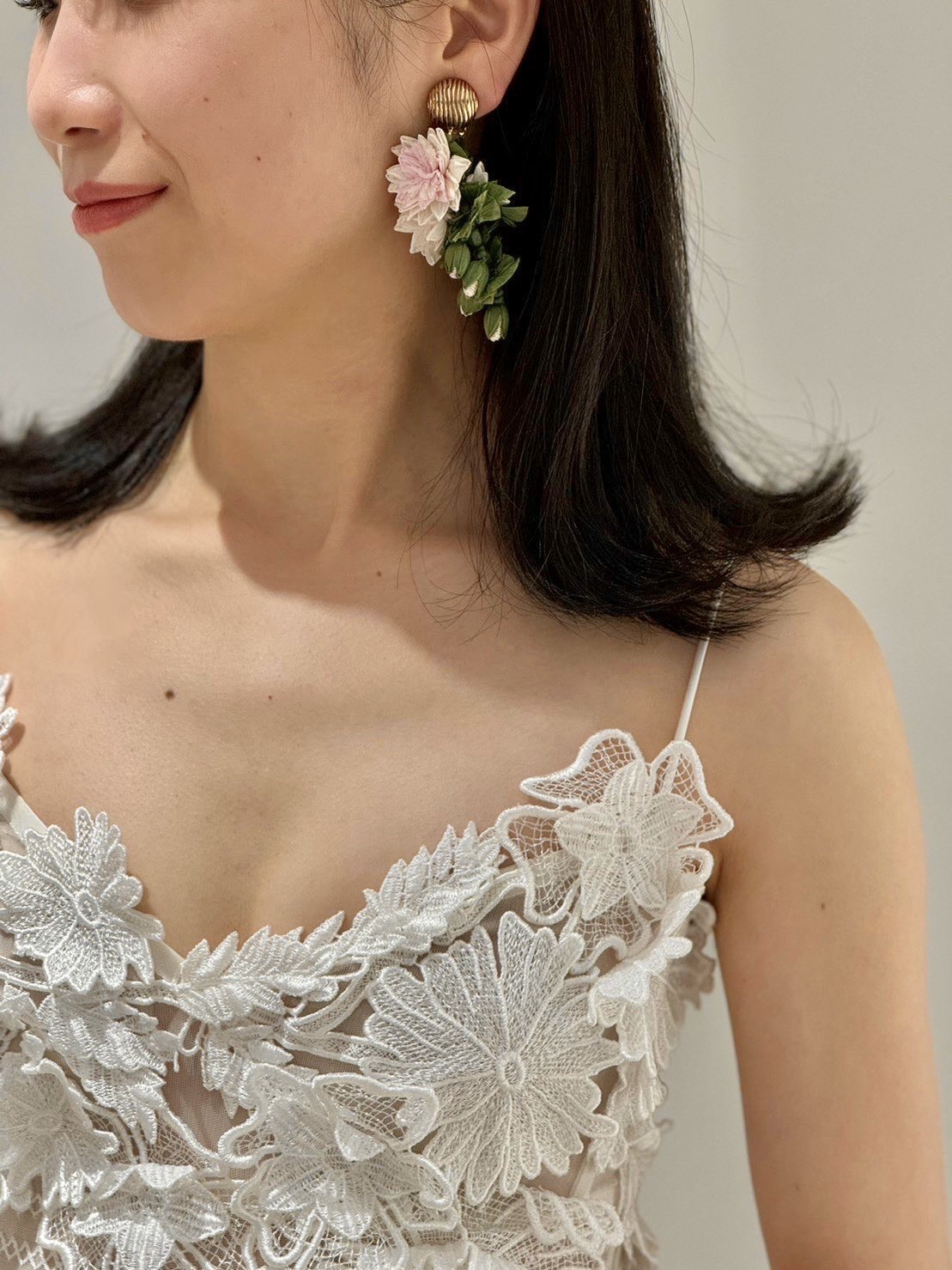 ザ トリート ドレッシング大阪店よりご紹介する新作の大ぶりのフラワーイヤリング