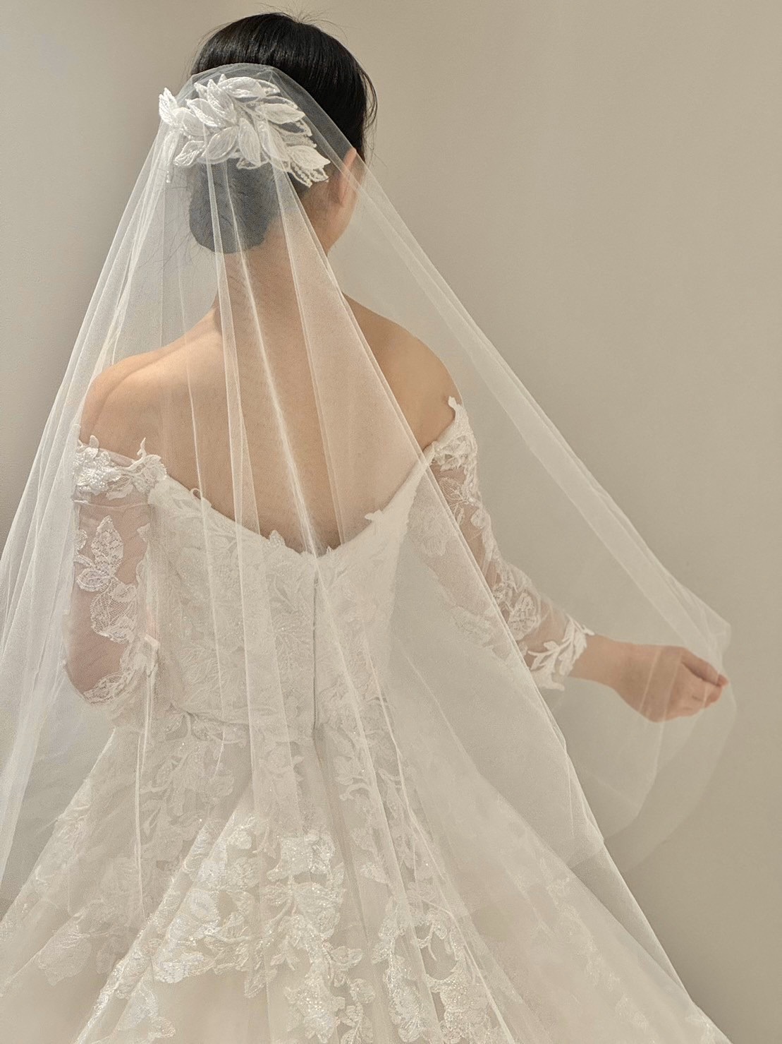 ザ トリート ドレッシング大阪店よりご紹介する新作の大ぶりな白いヘッドアクセサリー