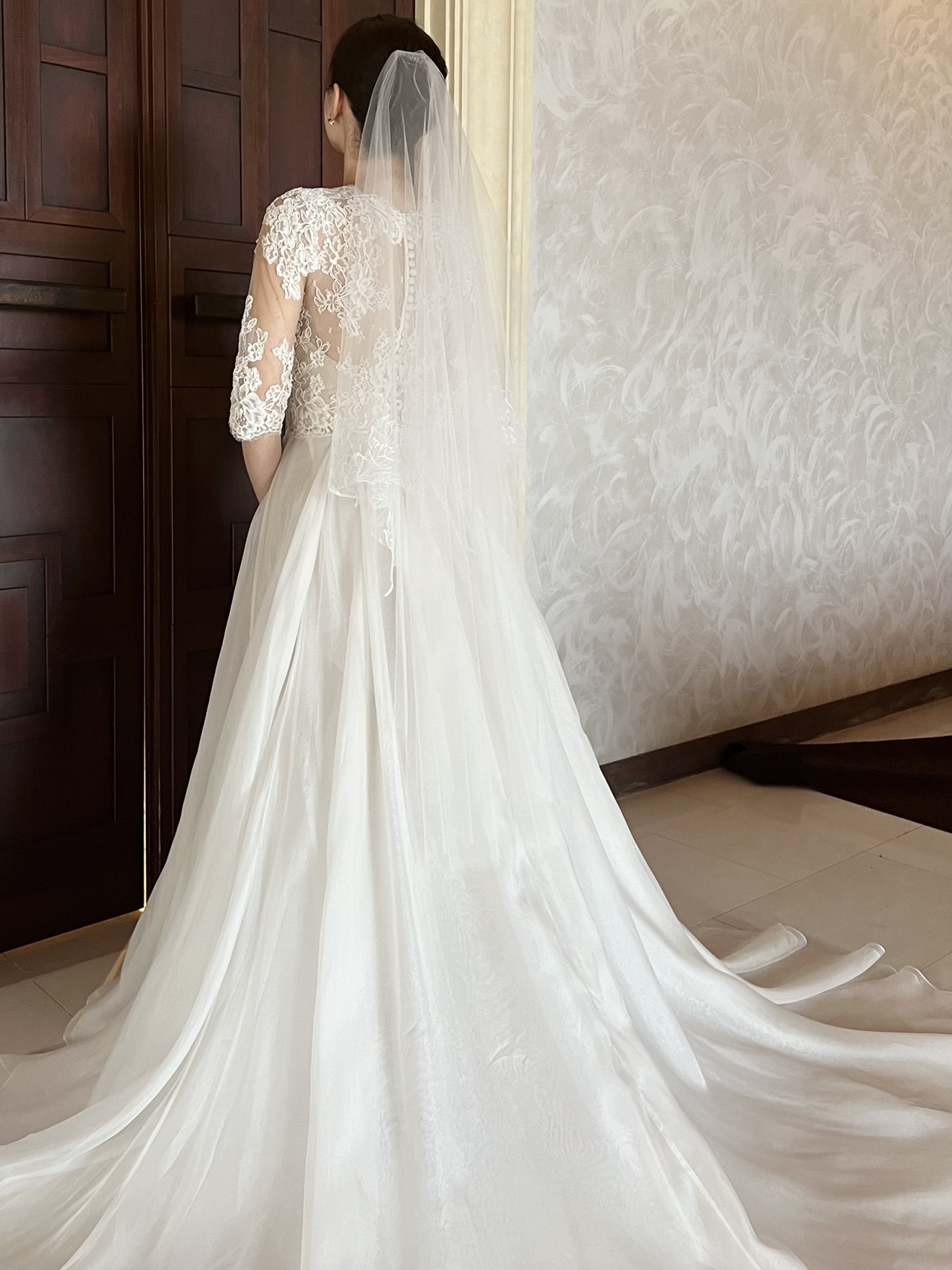 ハーフスリーブのウェディングドレスをご紹介いたします