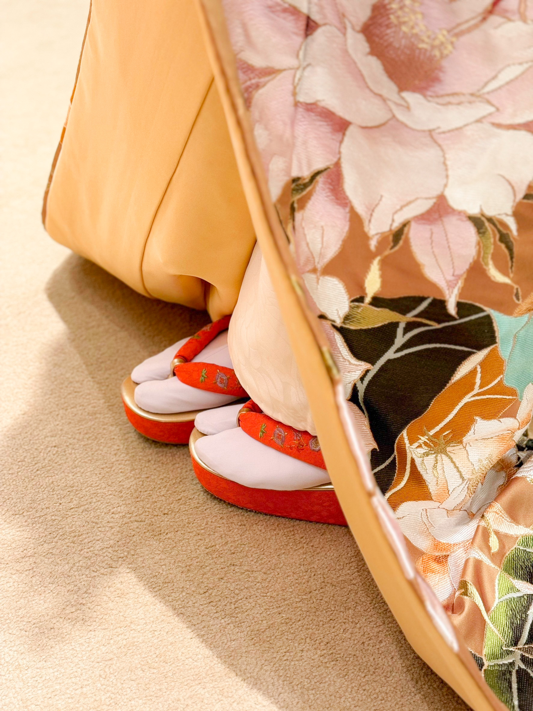 名古屋エリアの結婚式におすすめのレンタル色打掛に合わせて朱色の華やかな草履のコーディネートをザトリートドレッシング名古屋店よりご紹介いたします