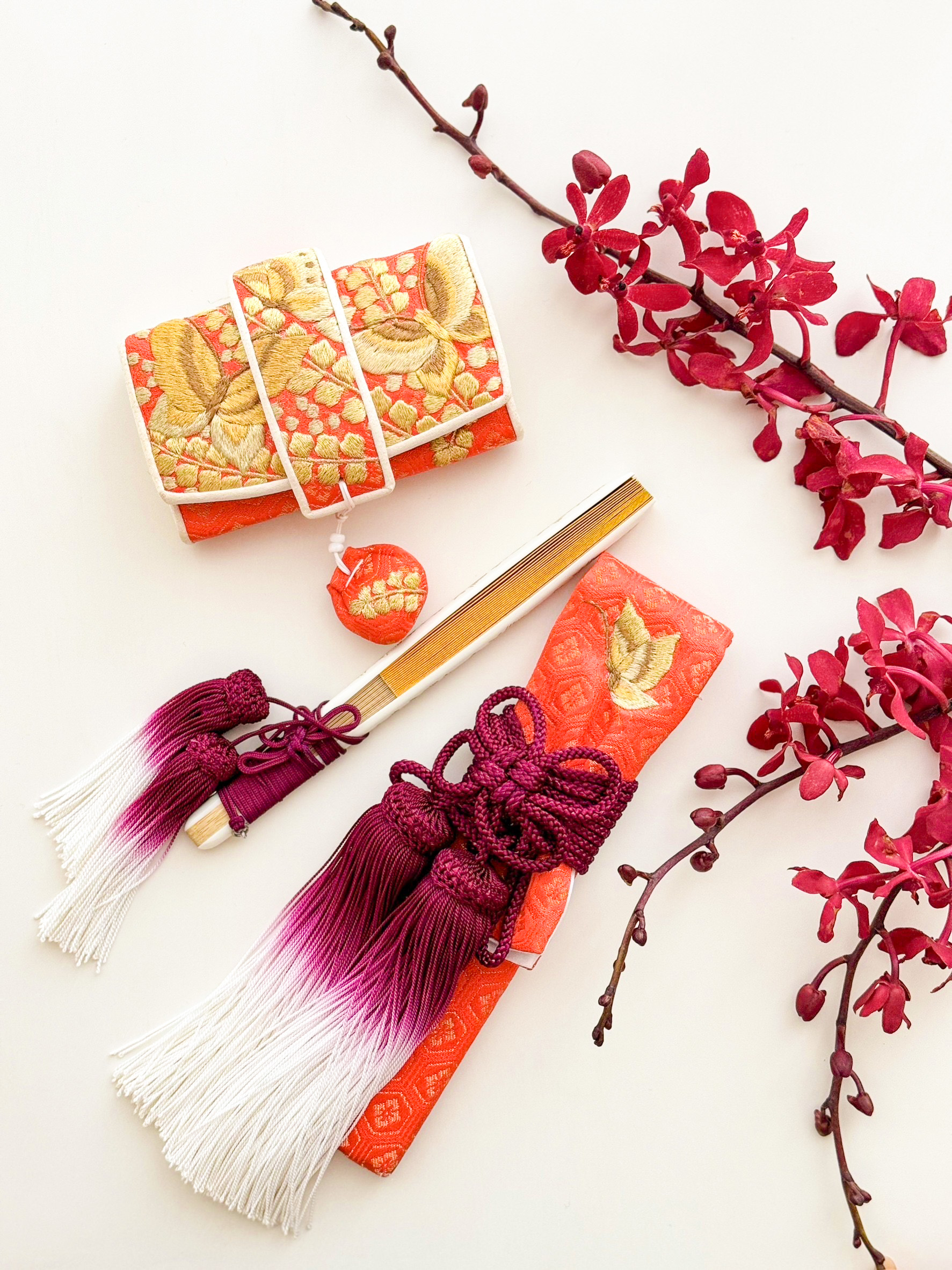 古典的な色味が美しい色打掛に鮮やかな朱色と紫でグラデーションのされたレンタル和装小物はトリートドレッシング名古屋店にてお取り扱いしております