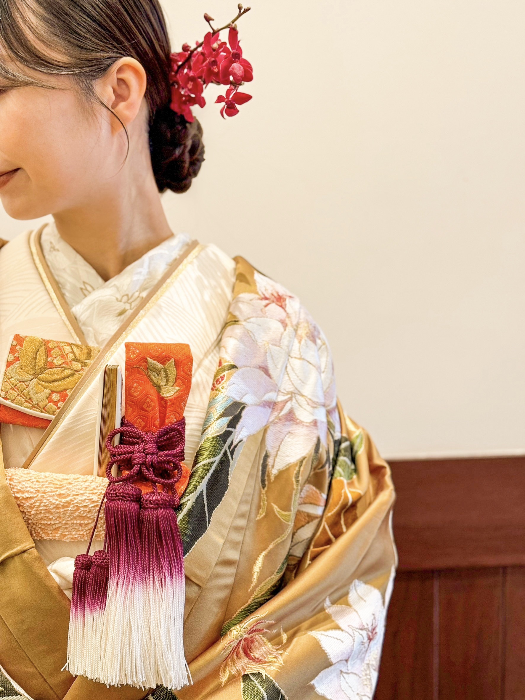 ザ トリート ドレッシング 名古屋店より春夏の結婚式におすすめの色打掛に合わせて枝物の生花の髪飾りでコーディネート