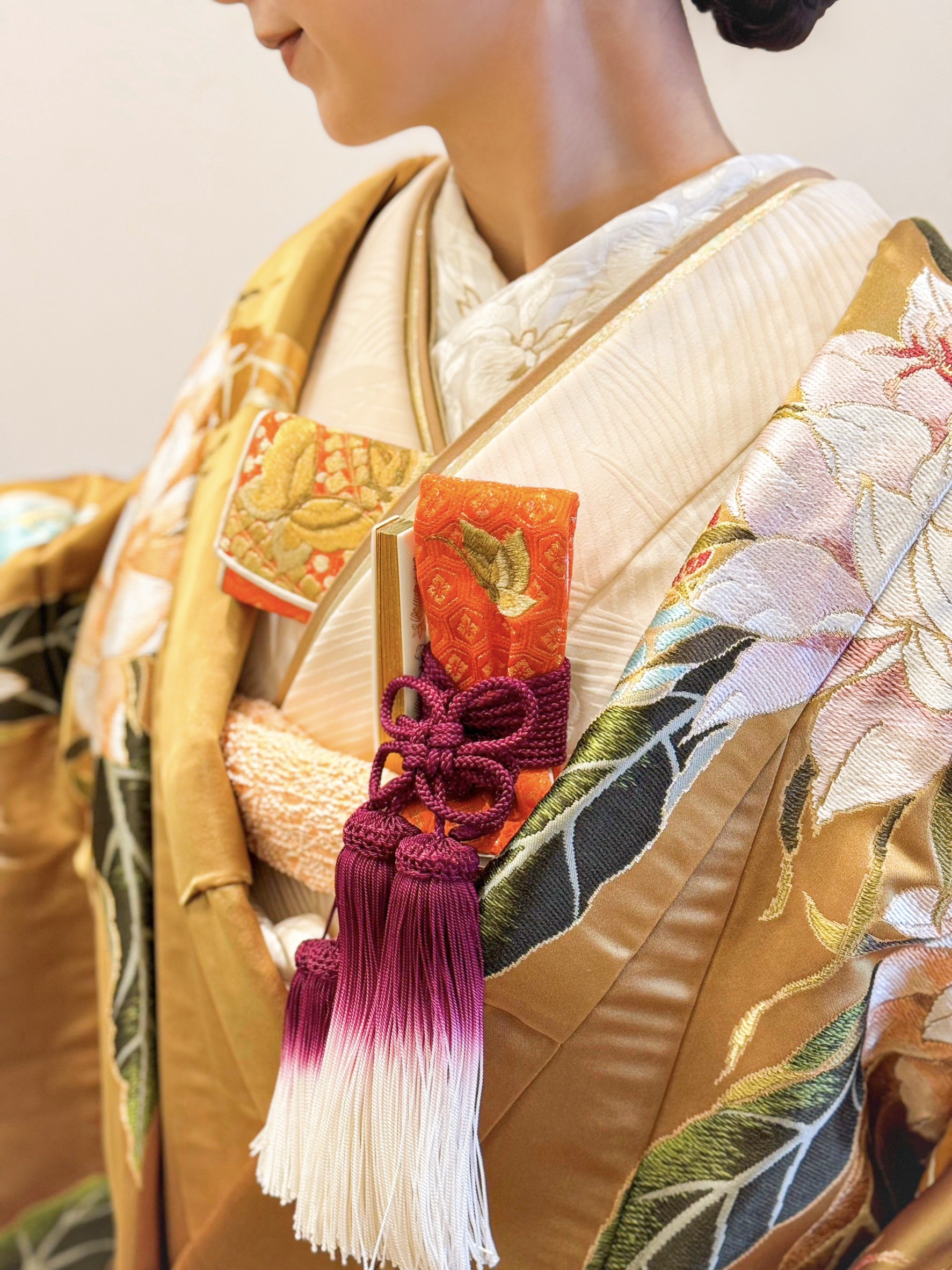 ザ トリート ドレッシングではレンタル色打掛だけではなく和装小物もお取り扱いしており朱色と紫の華やかな和装小物でコーディネートいたしました