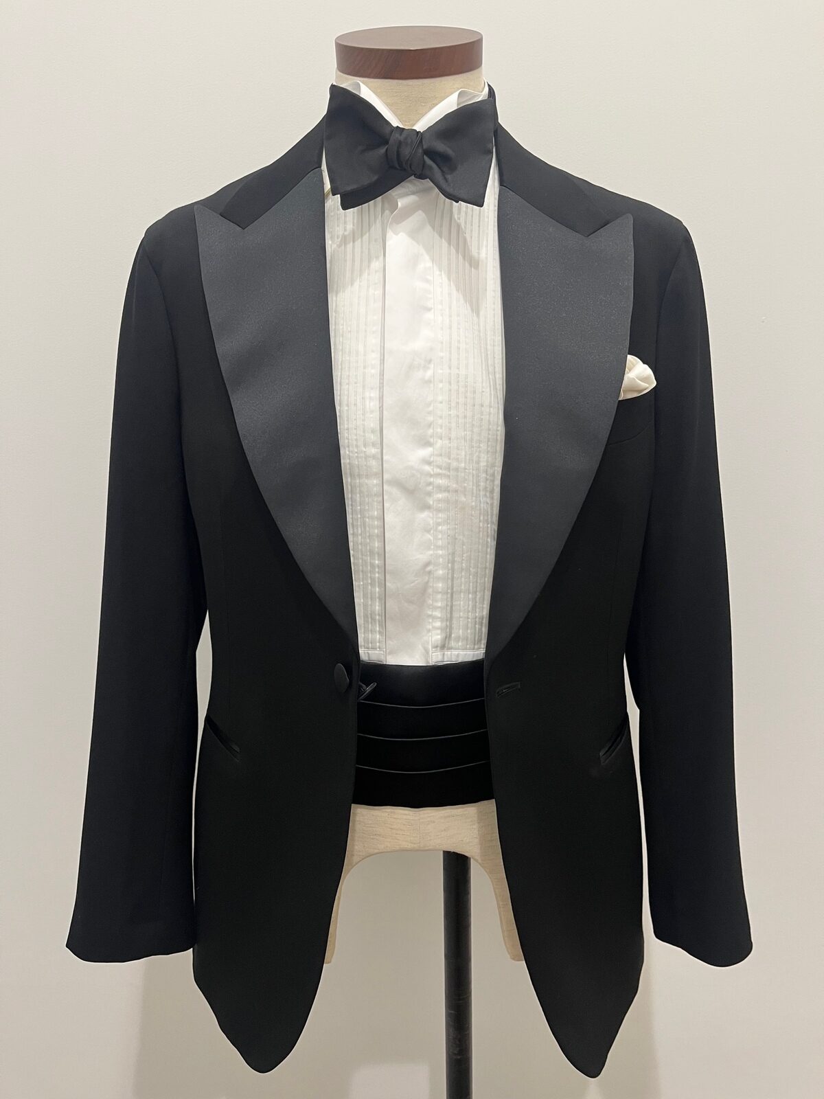 名古屋の新郎新婦様におすすめしたいブラックタキシードのカマーバンドスタイル