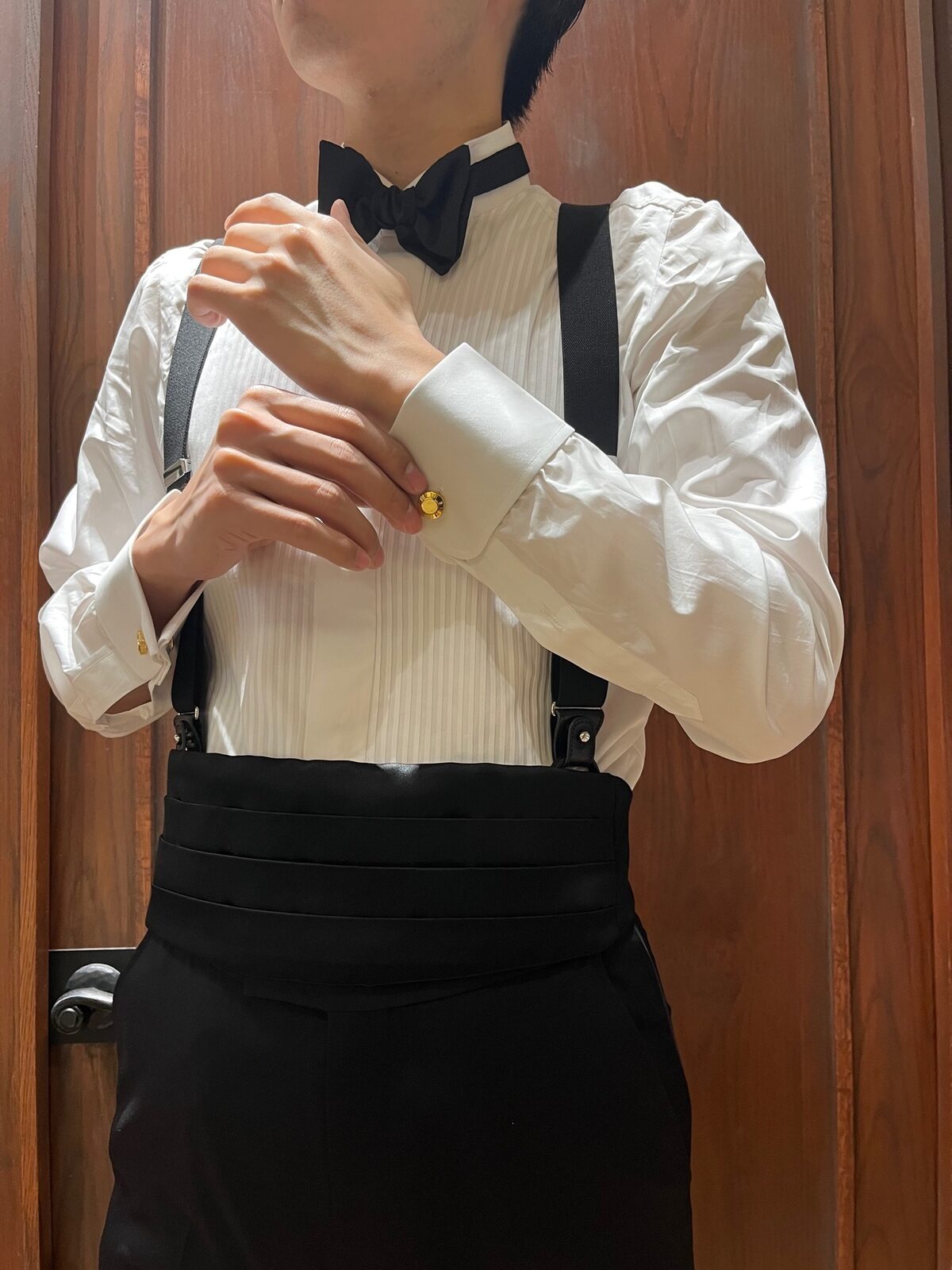 新郎新婦様におすすめのカマーバンドとプリーツシャツを組み合わせた華やかなスタイル