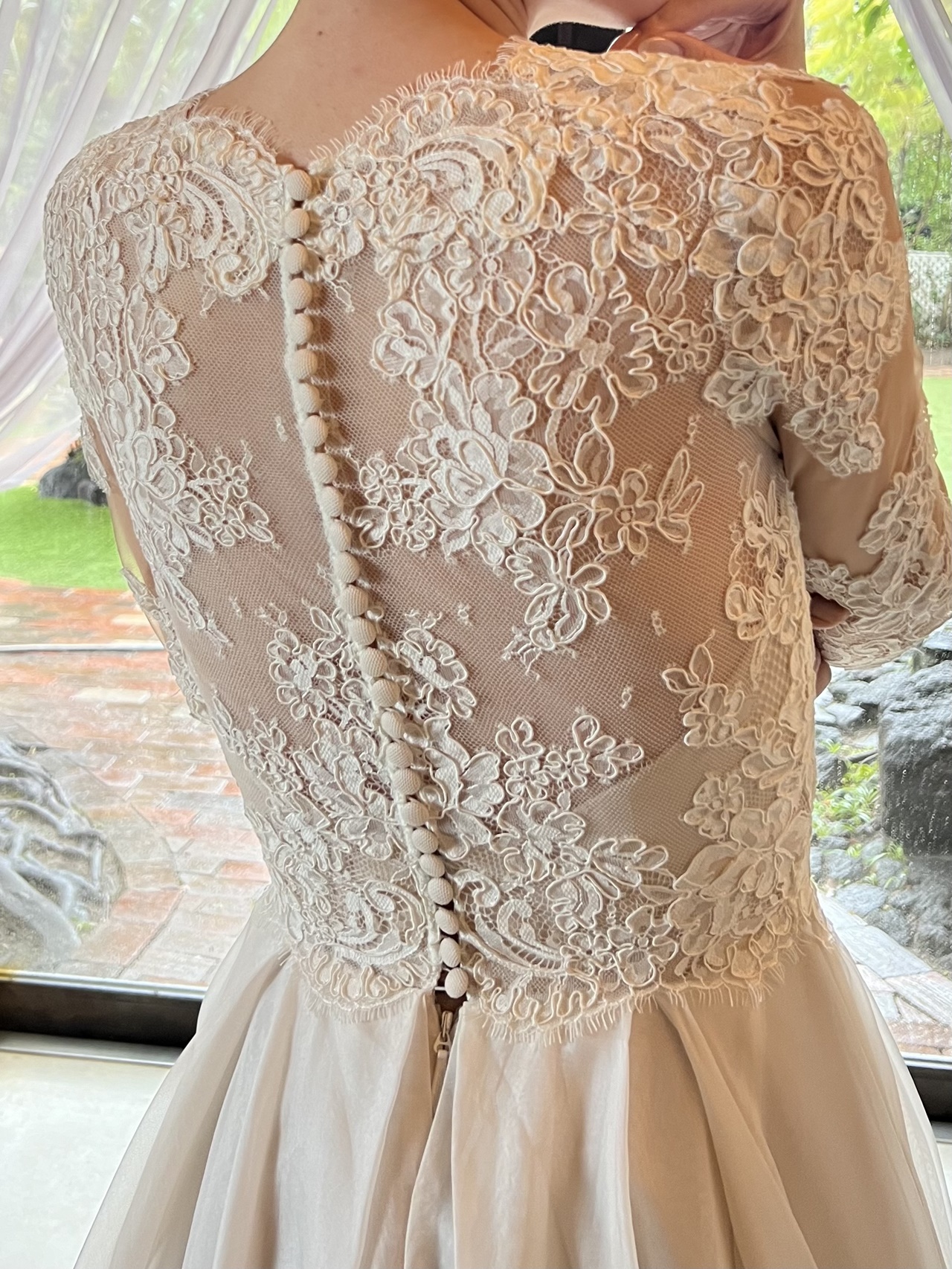 ウエスト位置から広がるオーガンジーのスカートが大人な可憐さを演出し、新婦様をロマンティックな世界へと導くことでしょう