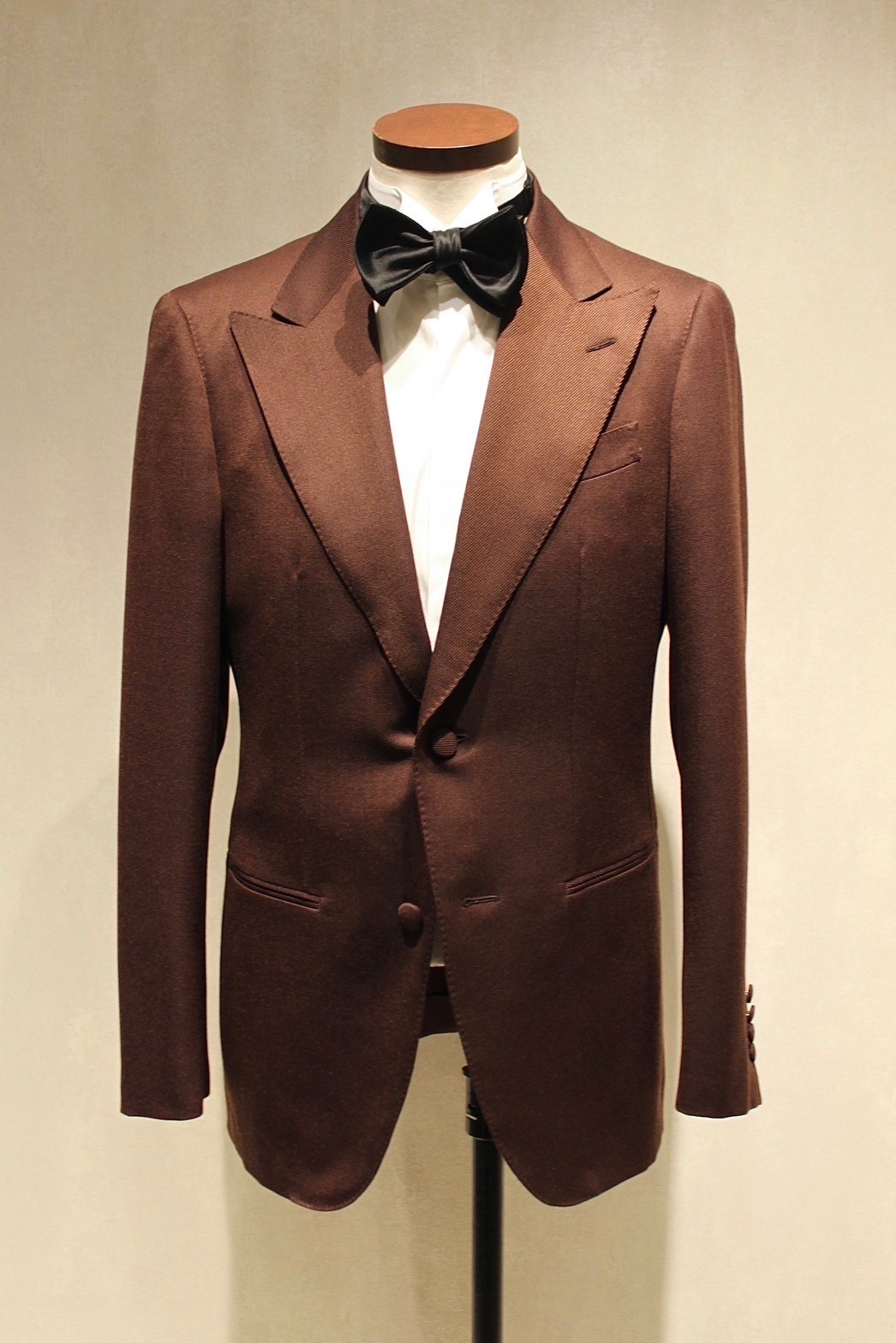 尾州産ウールで仕立てた新作カジュアルウェア〈ブラウン〉