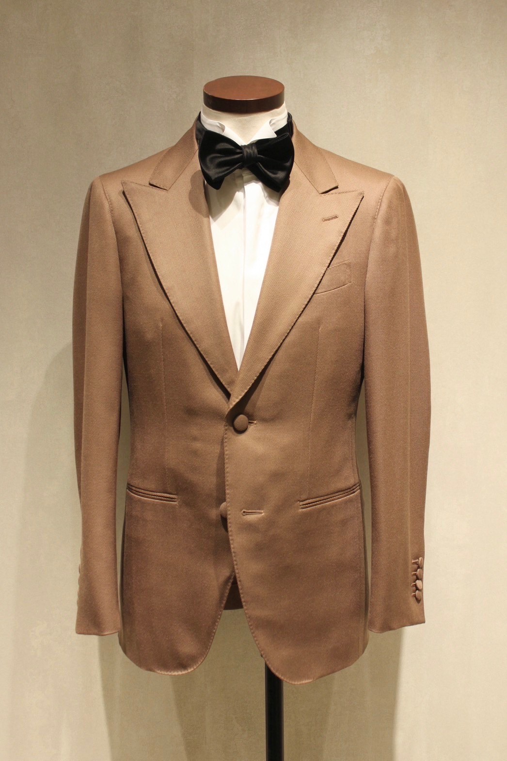 尾州産ウールで仕立てたトリートジェントルマンのベージュカラーの新作カジュアルウェアです