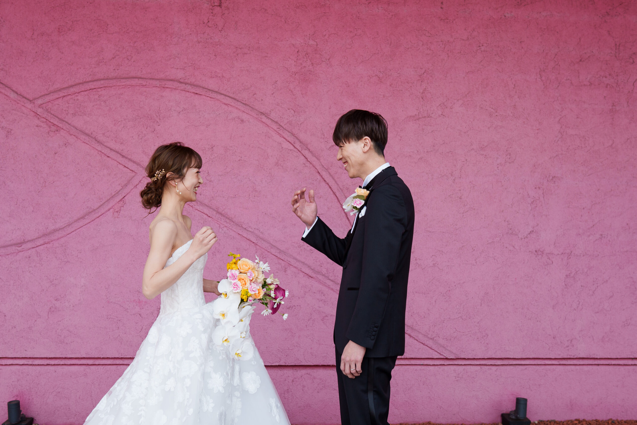 ドレスを内緒にしてのサプライズのファーストミートは、特別なチュールのウェディングドレスとタキシード姿で対面できるドキドキする瞬間です