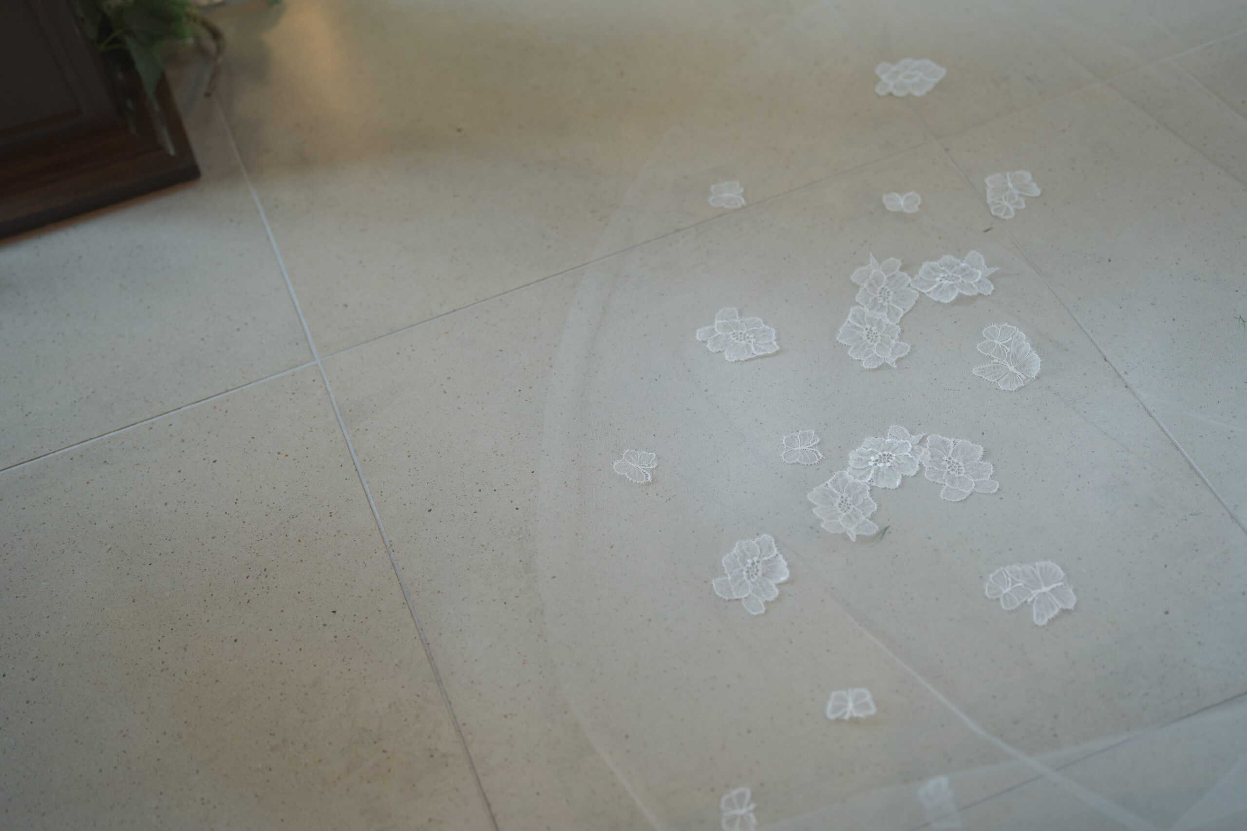 ザ トリート ドレッシングのアトリエから生まれたトリート メゾンのオリジナルのベールは、フラワーモチーフと蝶々が繊細に描かれていて、後ろ姿を華やかに彩ります