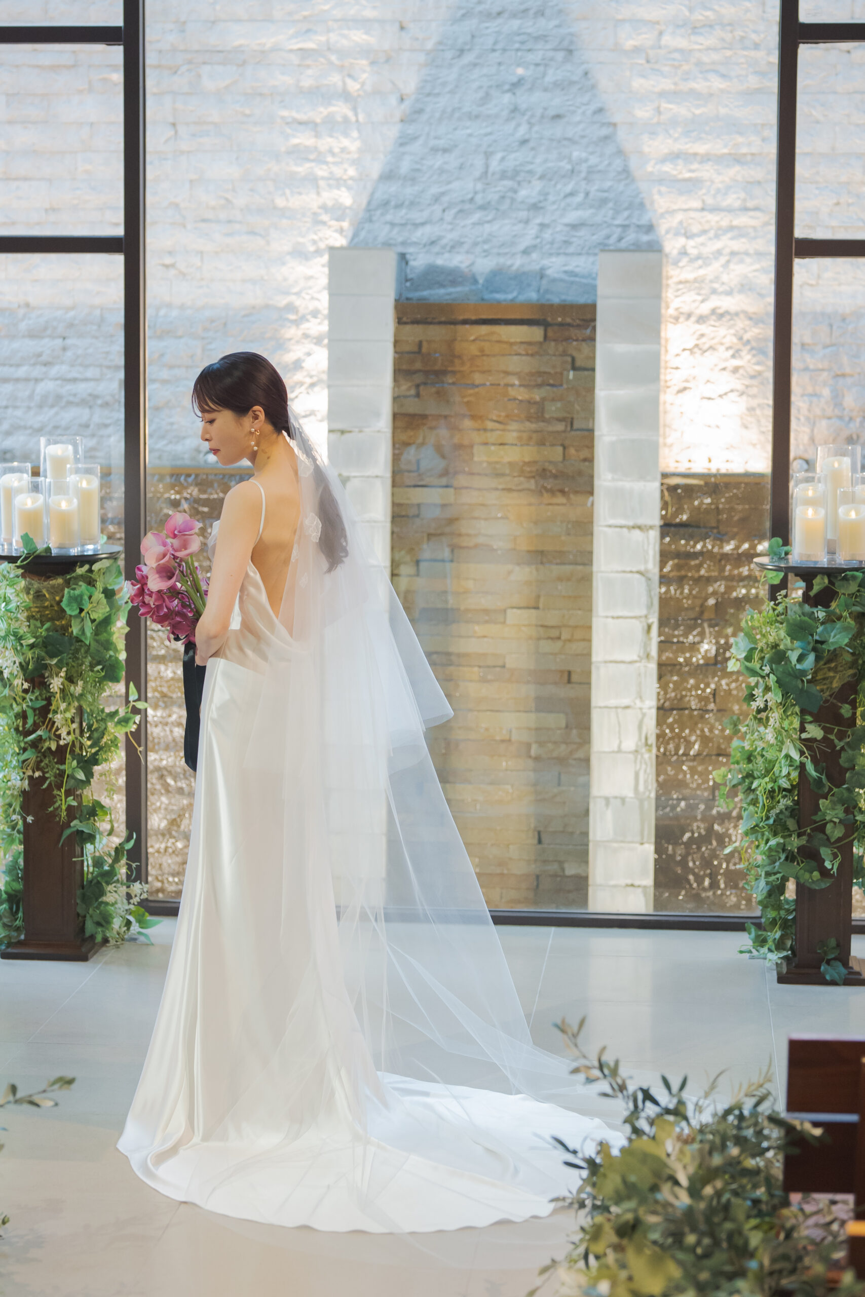 THE TREAT DRESSING 福岡店でお取り扱いしているAMSALEのキャミソールの細身のウェディングドレスは、おしゃれで洗練された印象に