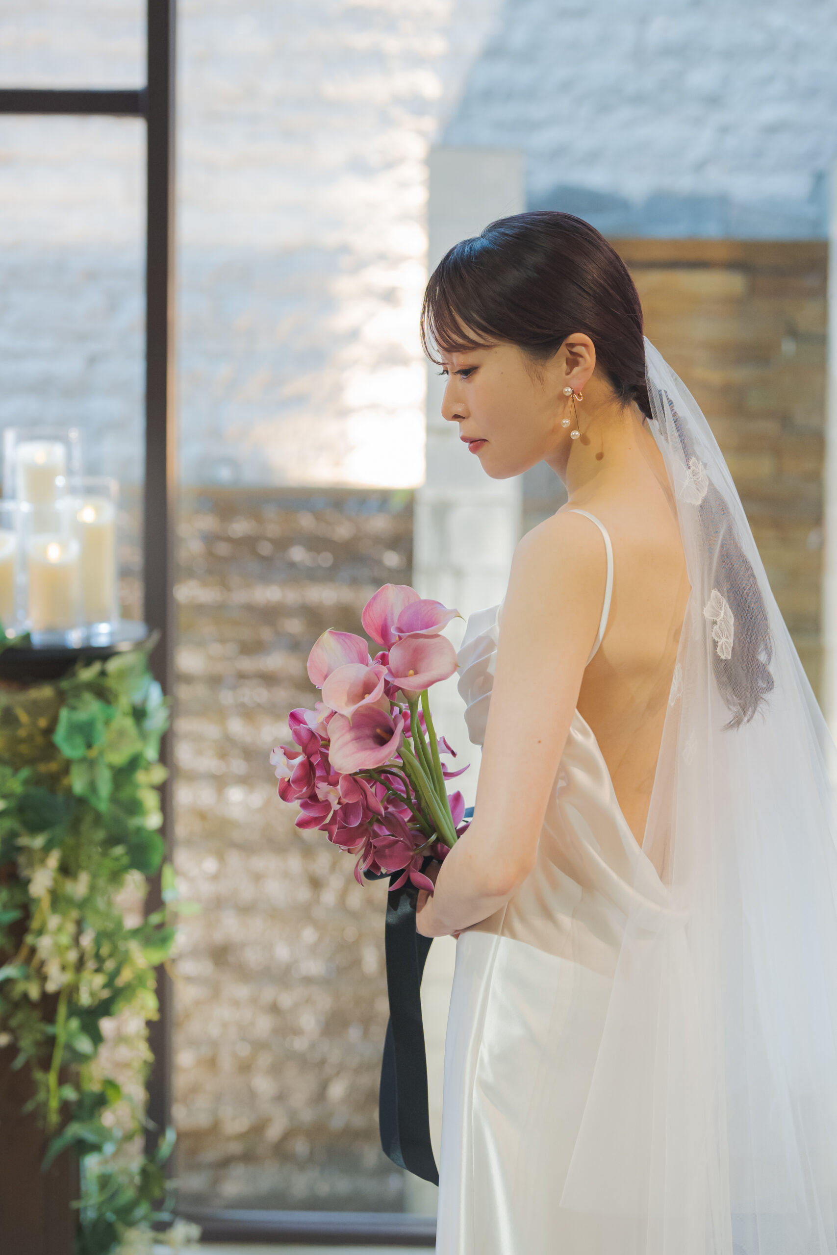 トリート福岡店で人気のAMSALEのスレンダーラインのウェディングドレスは、ざっくりとしたバックスタイルがカジュアルでまわりと被らないおしゃれなスタイルを叶えます