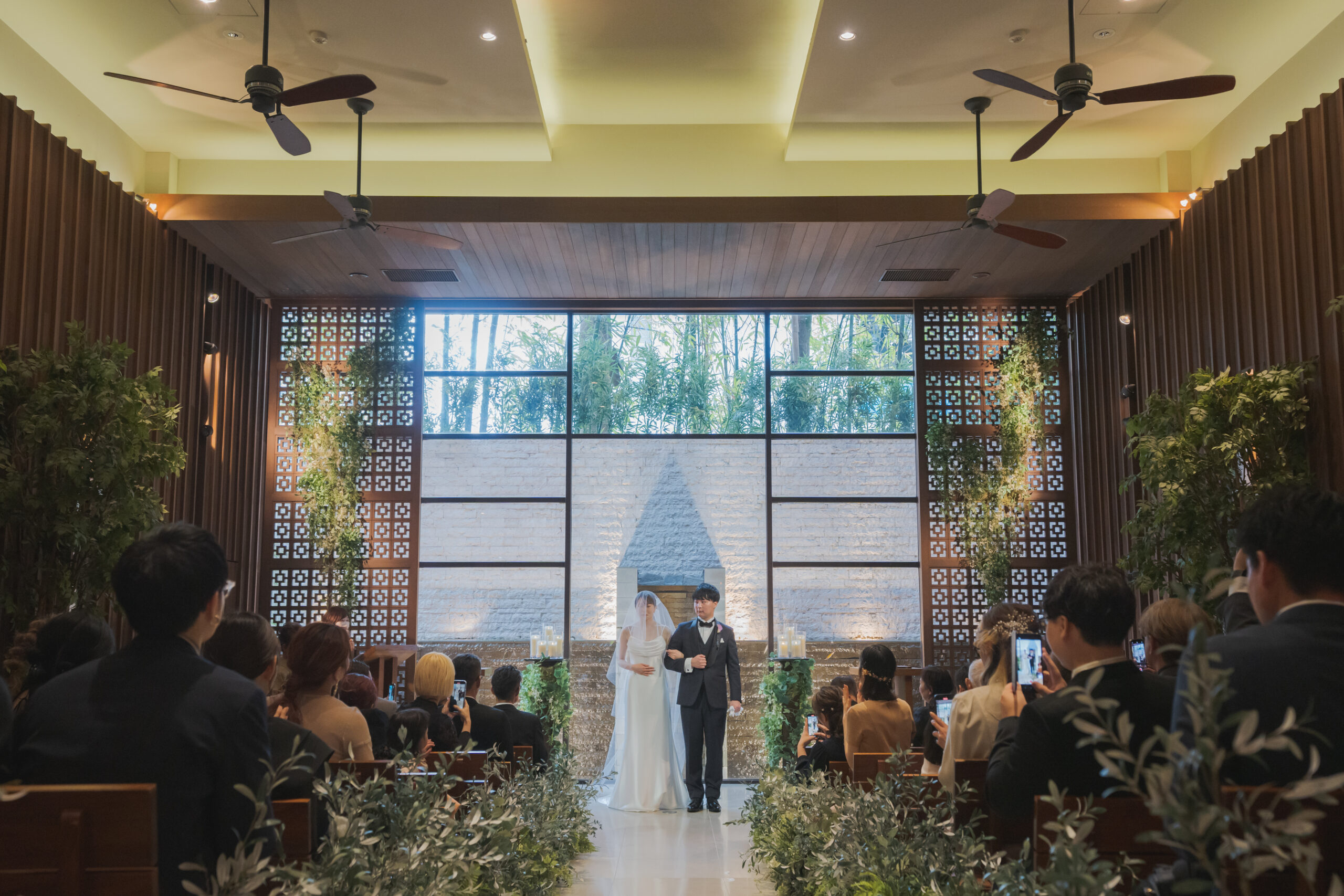 ウィズ ザ スタイル 福岡ならではの、スロープ式のチャペルは、大切なゲストの皆様と距離感近くアットホームな挙式を叶えていただけます