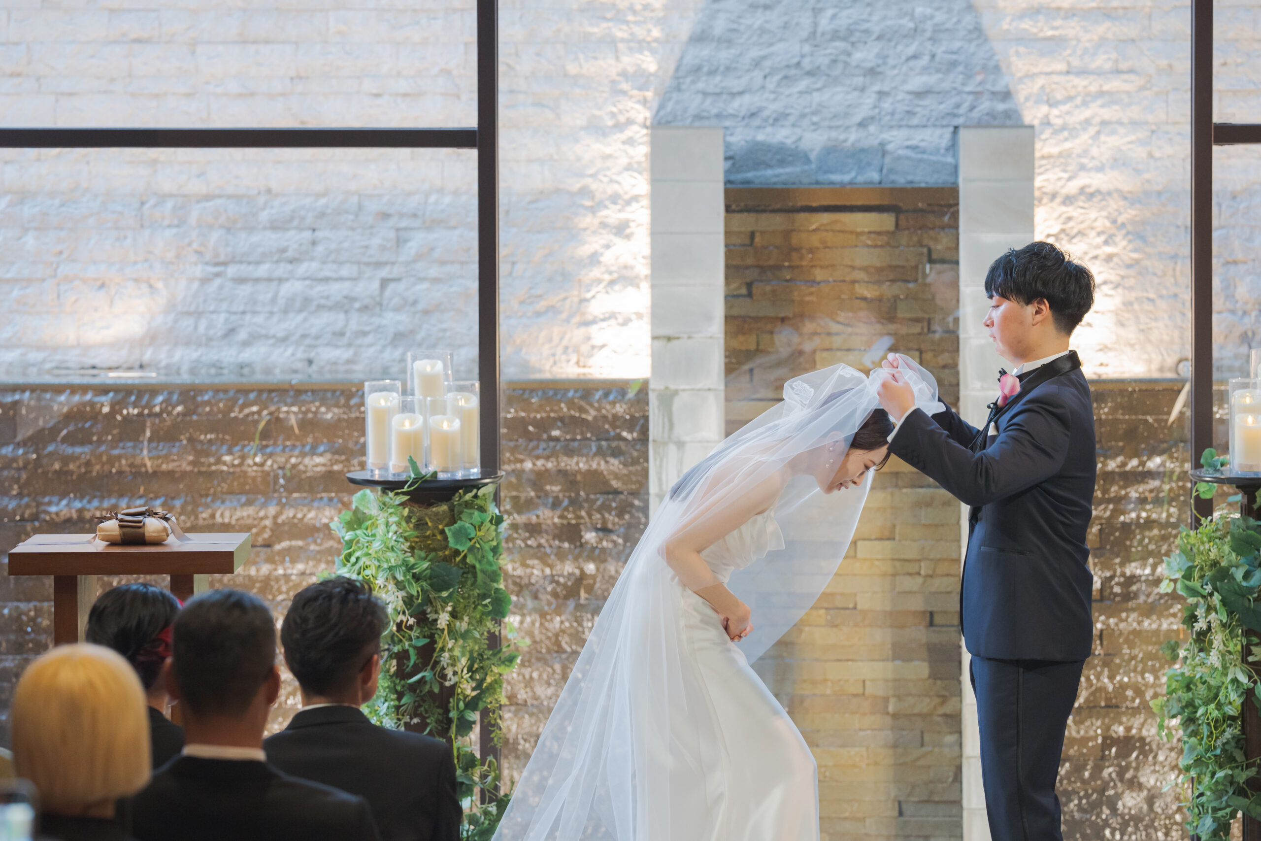 チャペルでの挙式で注目を集めるベールアップのシーンでは、お花の刺繍の入ったトリート メゾンのオリジナルベールが、シンプルなベールに華やかさをプラスします