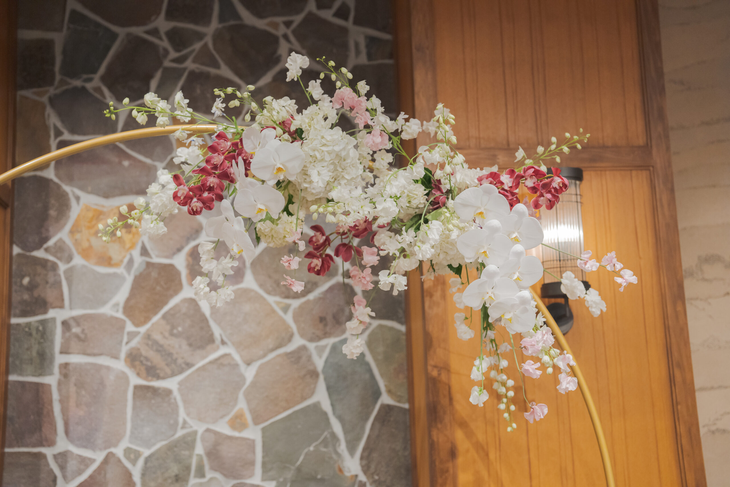 ウィズ ザ スタイルの中で一番広い披露宴会場であるザ ウエスト ギャラリーは、メインテーブルのバックが石畳になっており、和装スタイルともマッチします