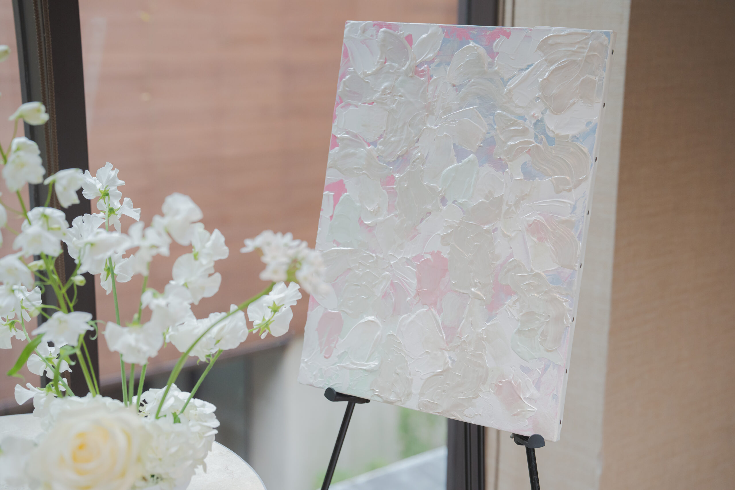 春の訪れを感じるような色合いでキャンバスボードに描かれたゲストと作り上げるオリジナルボード