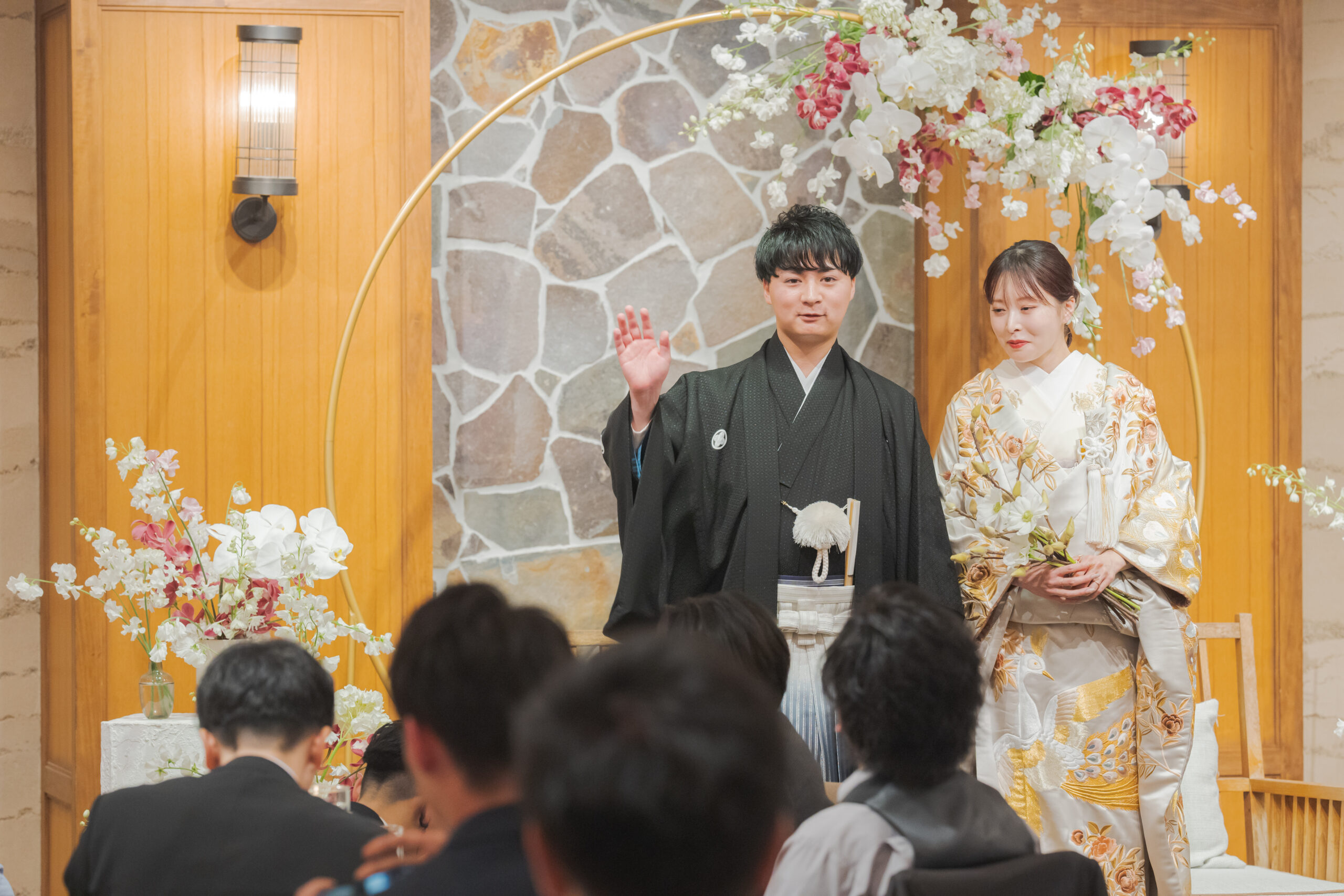 おしゃれでモダンなザ トリート ドレッシングオリジナルのペールトーンの孔雀の色打掛と、古典的で流行りに流されない黒の紋付袴で並んだお色直しコーディネート